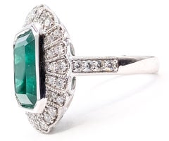 Anillo de cóctel de platino con esmeraldas y diamantes con acabado milgrain - GIA 2225947425