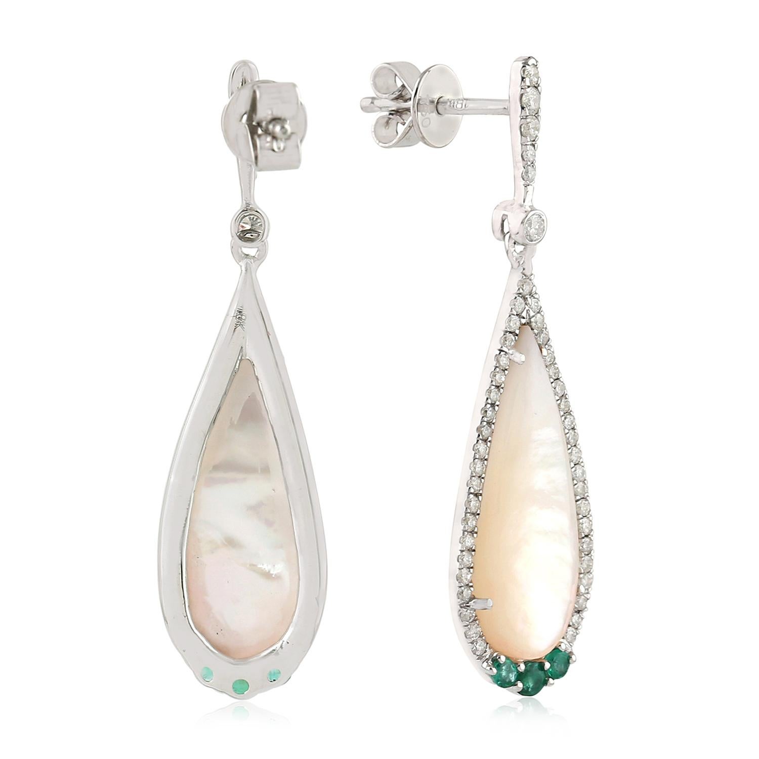 Smaragd-Diamant-Perlen-Ohrringe aus 18 Karat Gold (Moderne) im Angebot