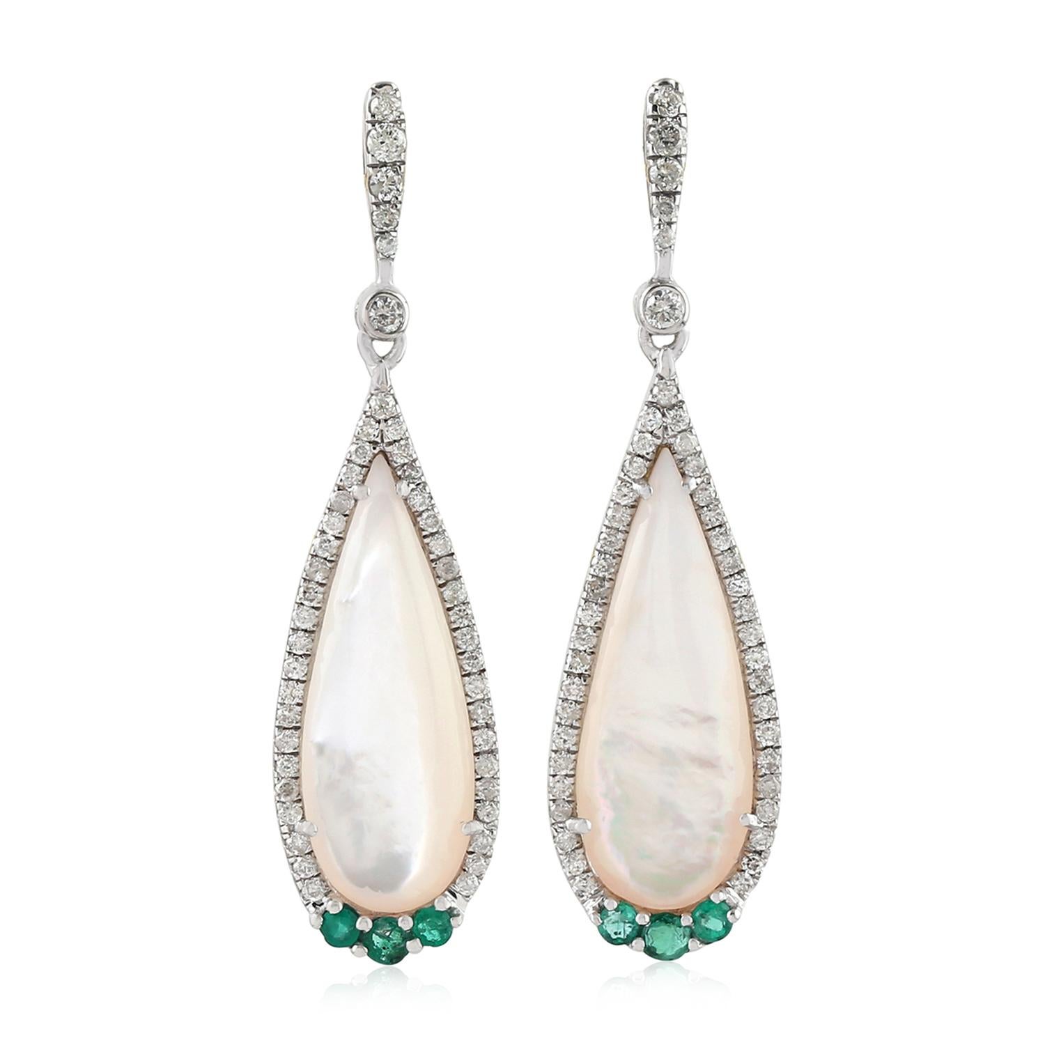 Smaragd-Diamant-Perlen-Ohrringe aus 18 Karat Gold (Tropfenschliff) im Angebot