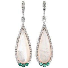 Boucles d'oreilles en or 18 carats avec émeraudes, diamants et perles