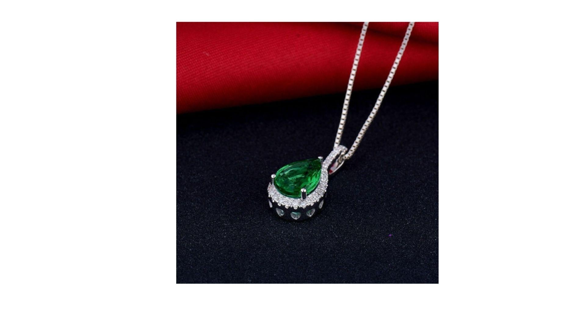Contemporary Emerald Diamond Necklace 18K White Gold For Sale