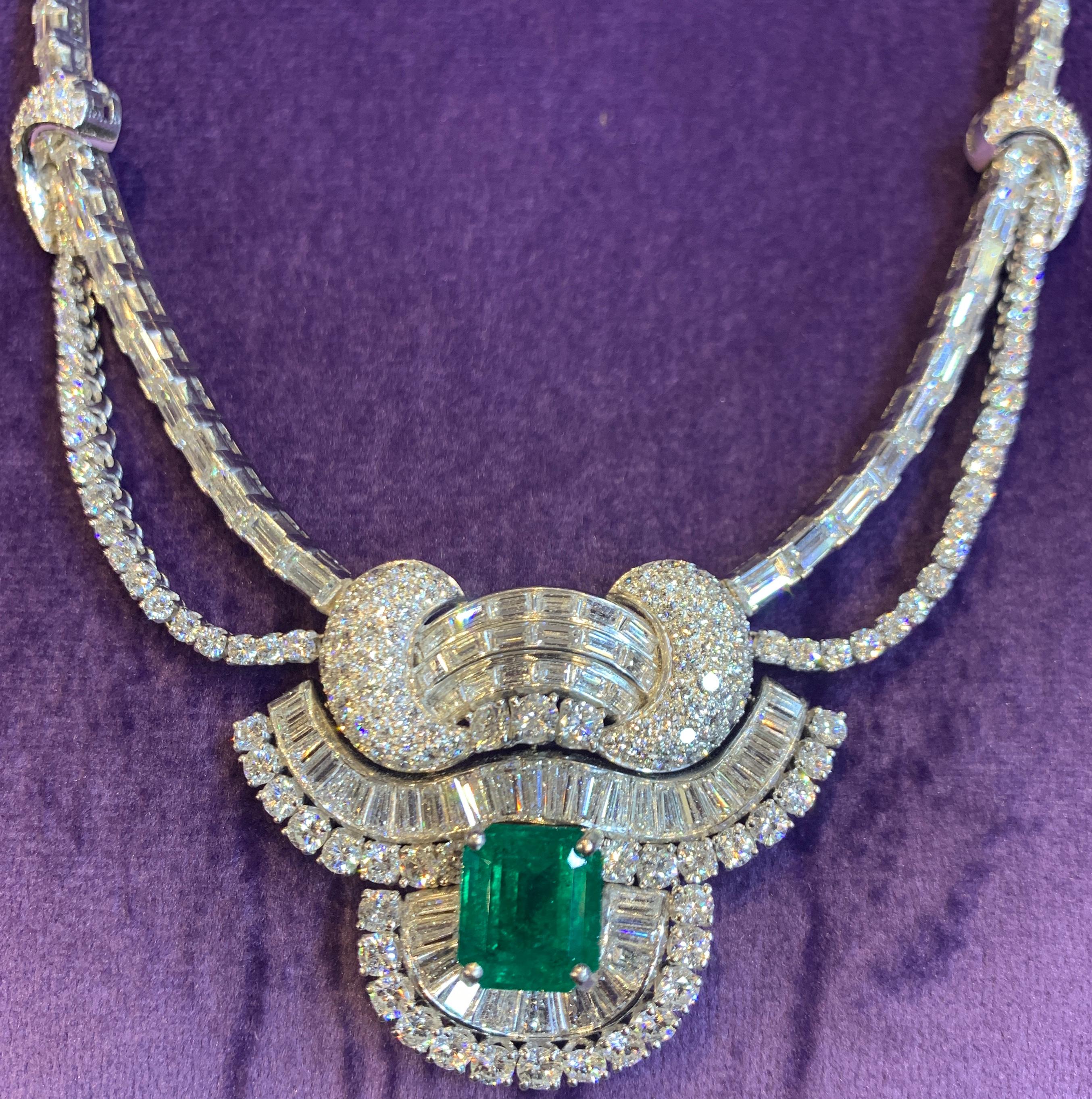 Collana di smeraldi e diamanti
Tipo di oro: Platino
Peso dello smeraldo: Circa 5,48 carati
Peso del diamante circa: 26,00 carati
Misure: Diametro di 14,5 pollici 
