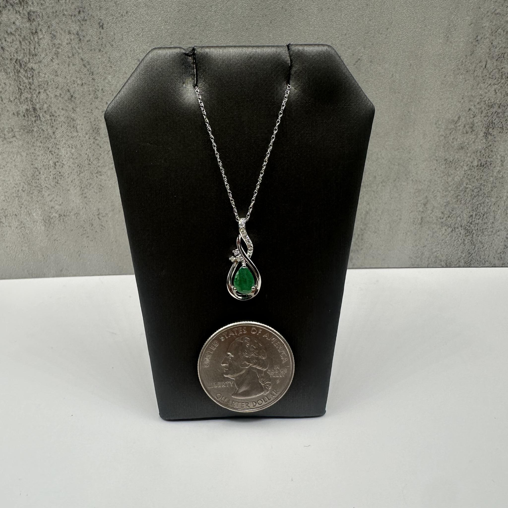 Collana di smeraldi e diamanti in oro bianco 10kt - Smeraldo 6,8x4,9mm, 0,05ctw, Nuovo In condizioni Nuovo in vendita a West Hempstead, NY