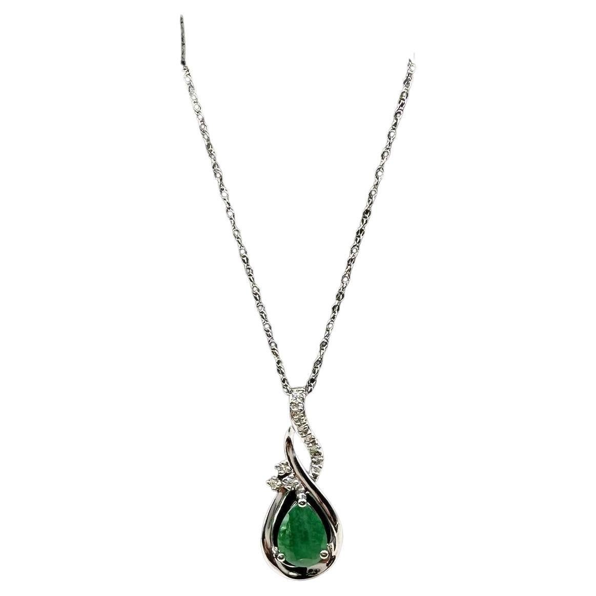 Collana di smeraldi e diamanti in oro bianco 10kt - Smeraldo 6,8x4,9mm, 0,05ctw, Nuovo in vendita