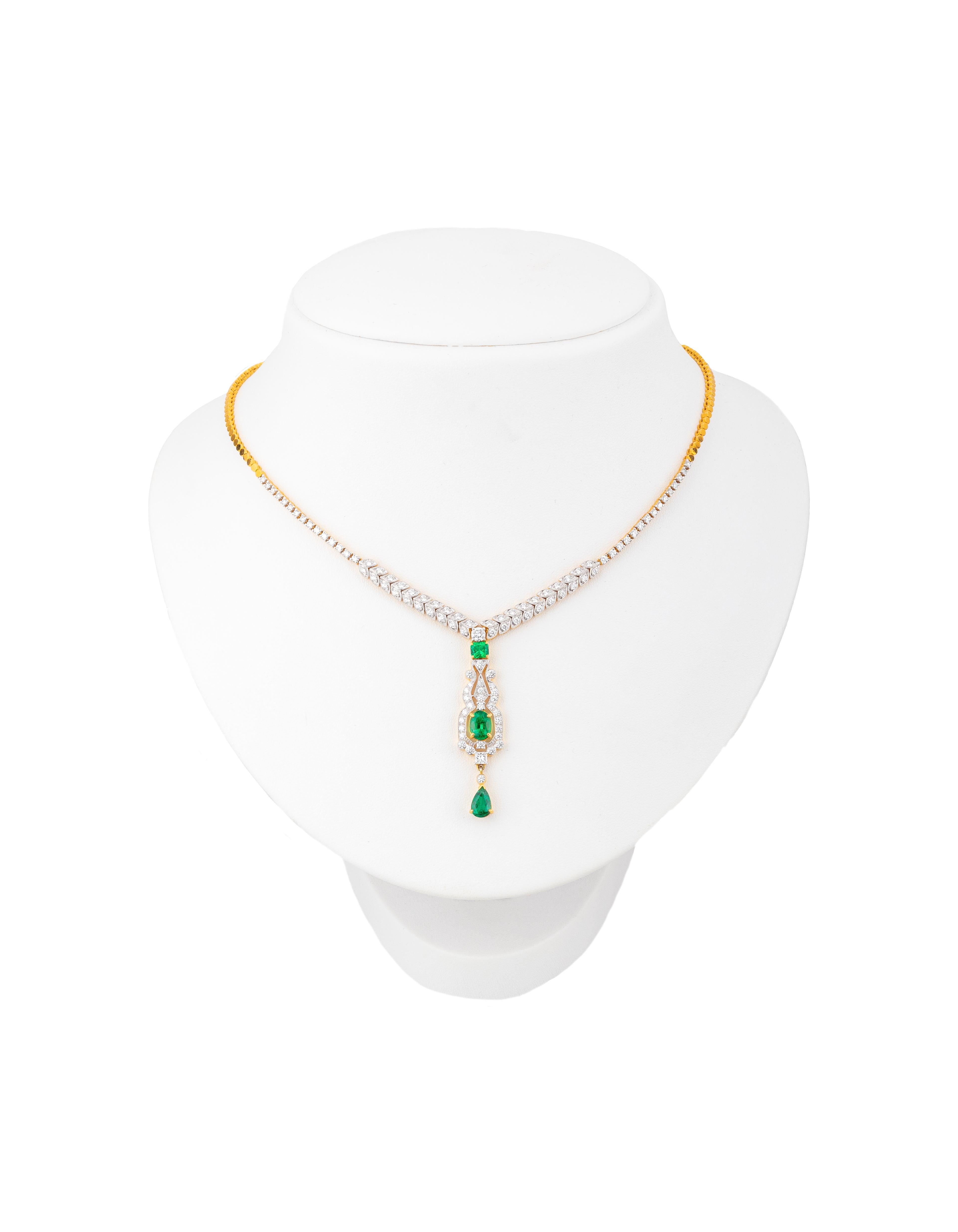 18 k yellow gold
3 Colombian emeralds plus 2.31 ct
diamonds together 2,56 ct

Length 42 cm
Middle part front length 4,5 cm
