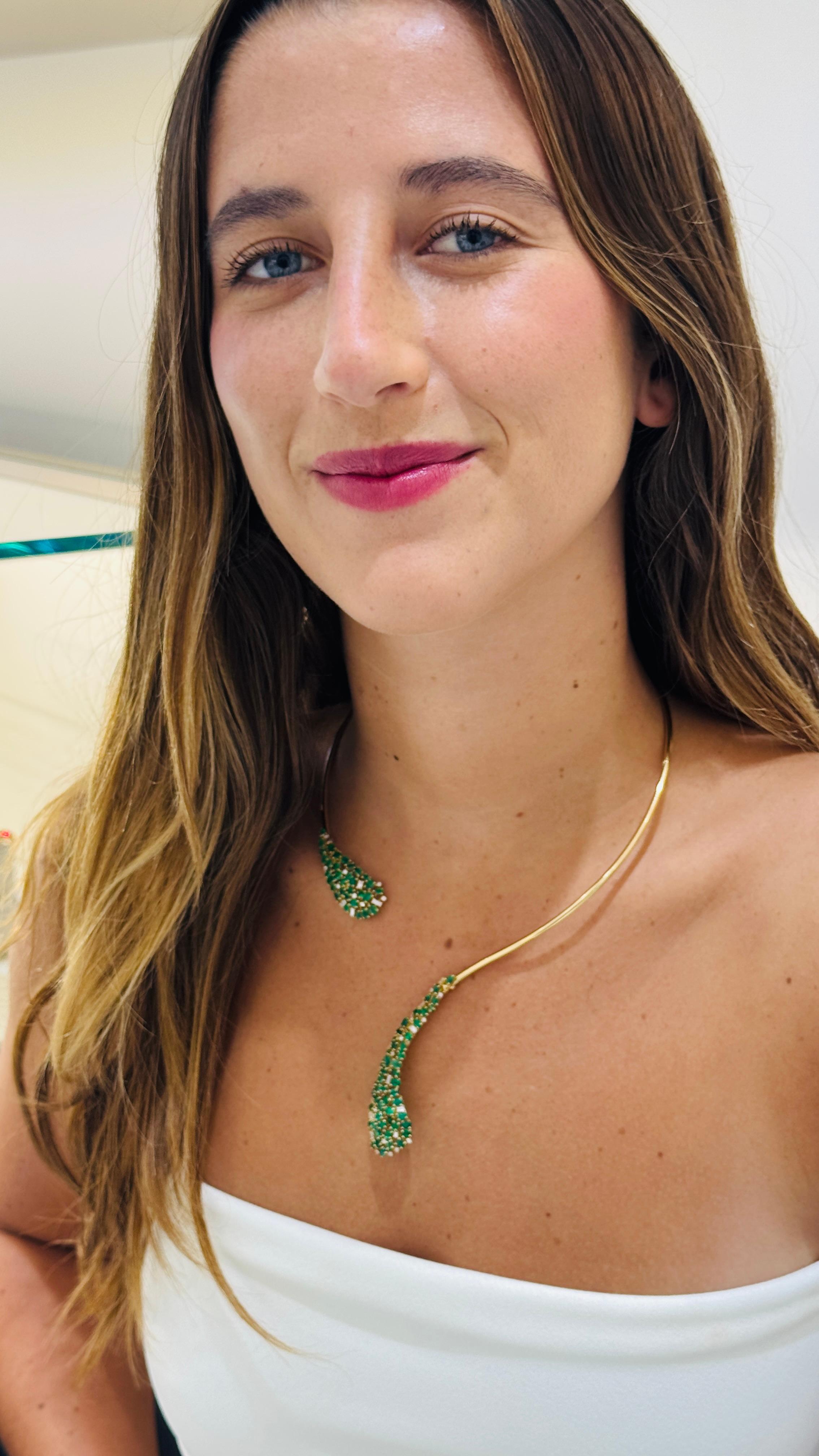 Contemporaneo Collana di smeraldi e diamanti in oro giallo 18 carati in vendita
