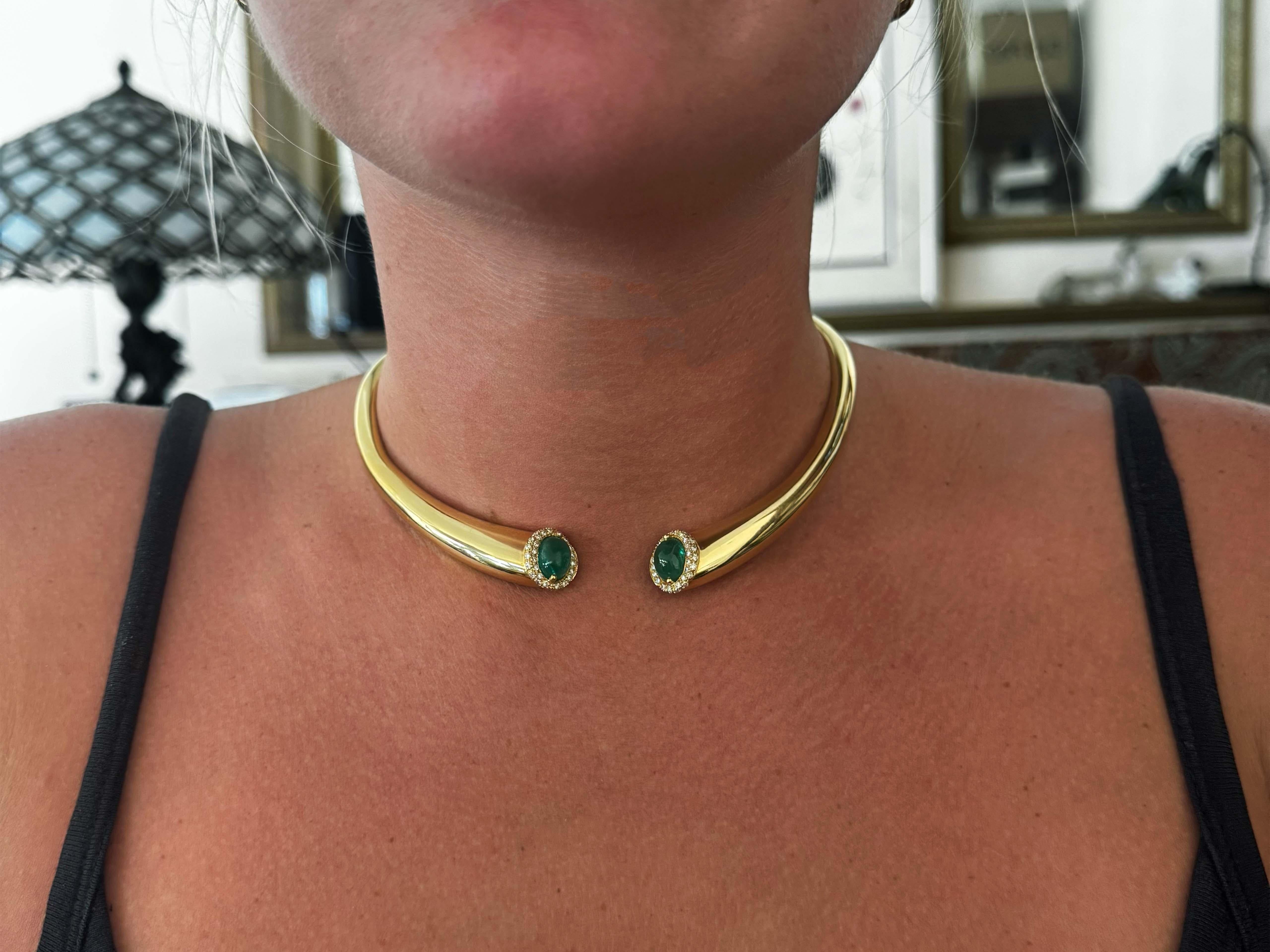 Moderno Collana aperta con diamante smeraldo in oro giallo 18k Italia in vendita