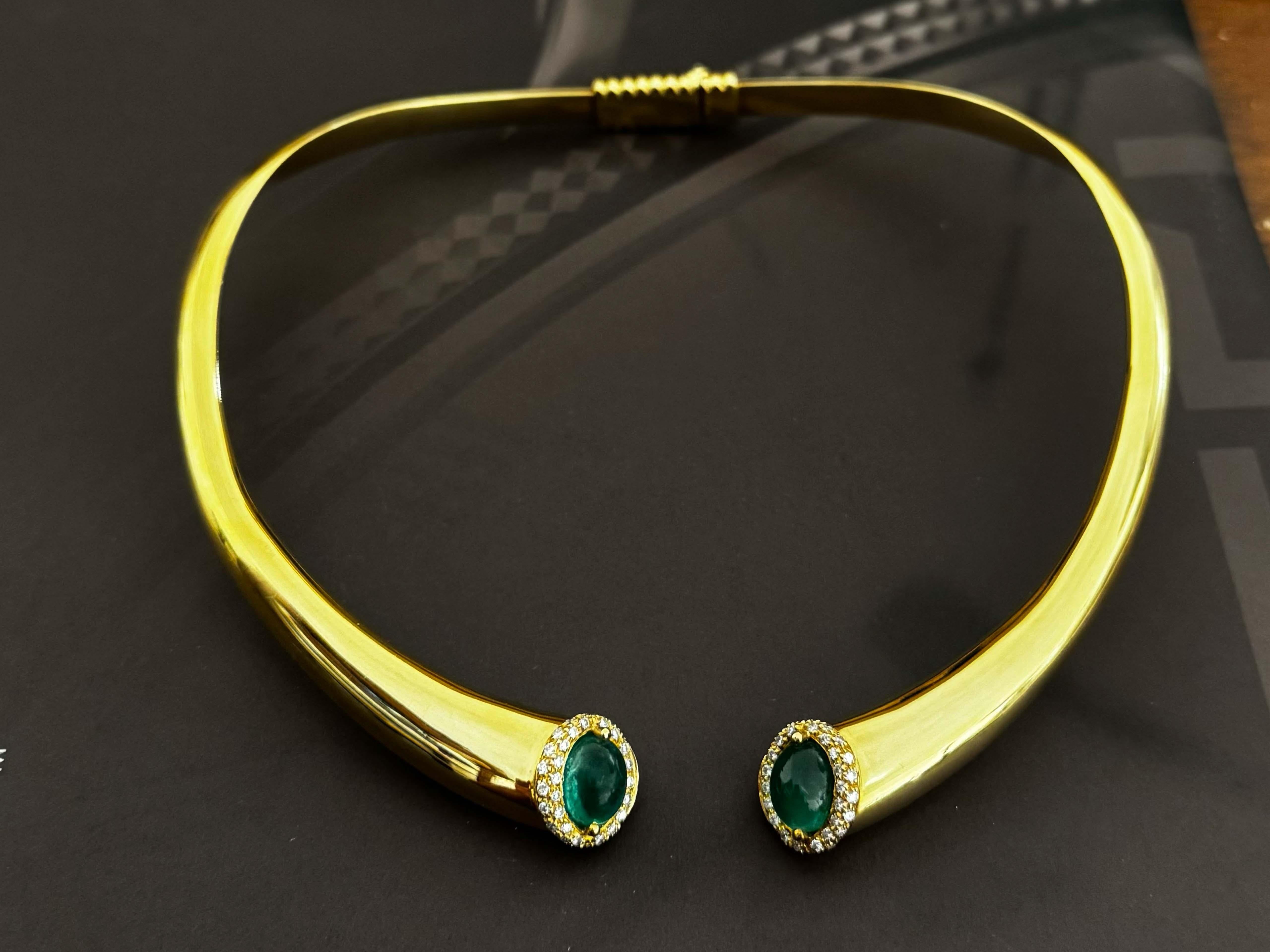 Cabochon Collana aperta con diamante smeraldo in oro giallo 18k Italia in vendita