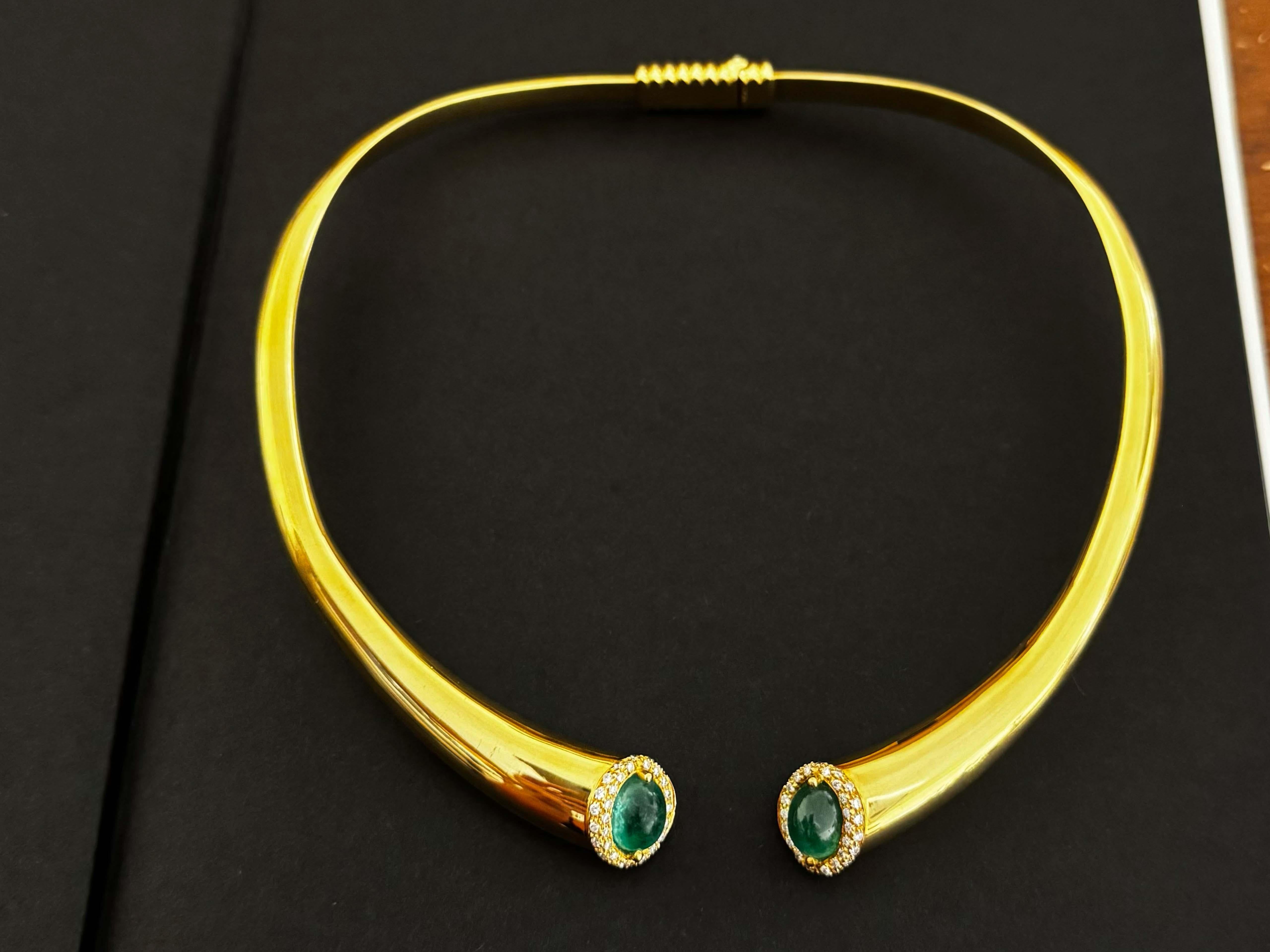 Donna Collana aperta con diamante smeraldo in oro giallo 18k Italia in vendita