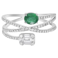 Anillo de oro blanco de 18 quilates con esmeralda y diamantes superpuestos