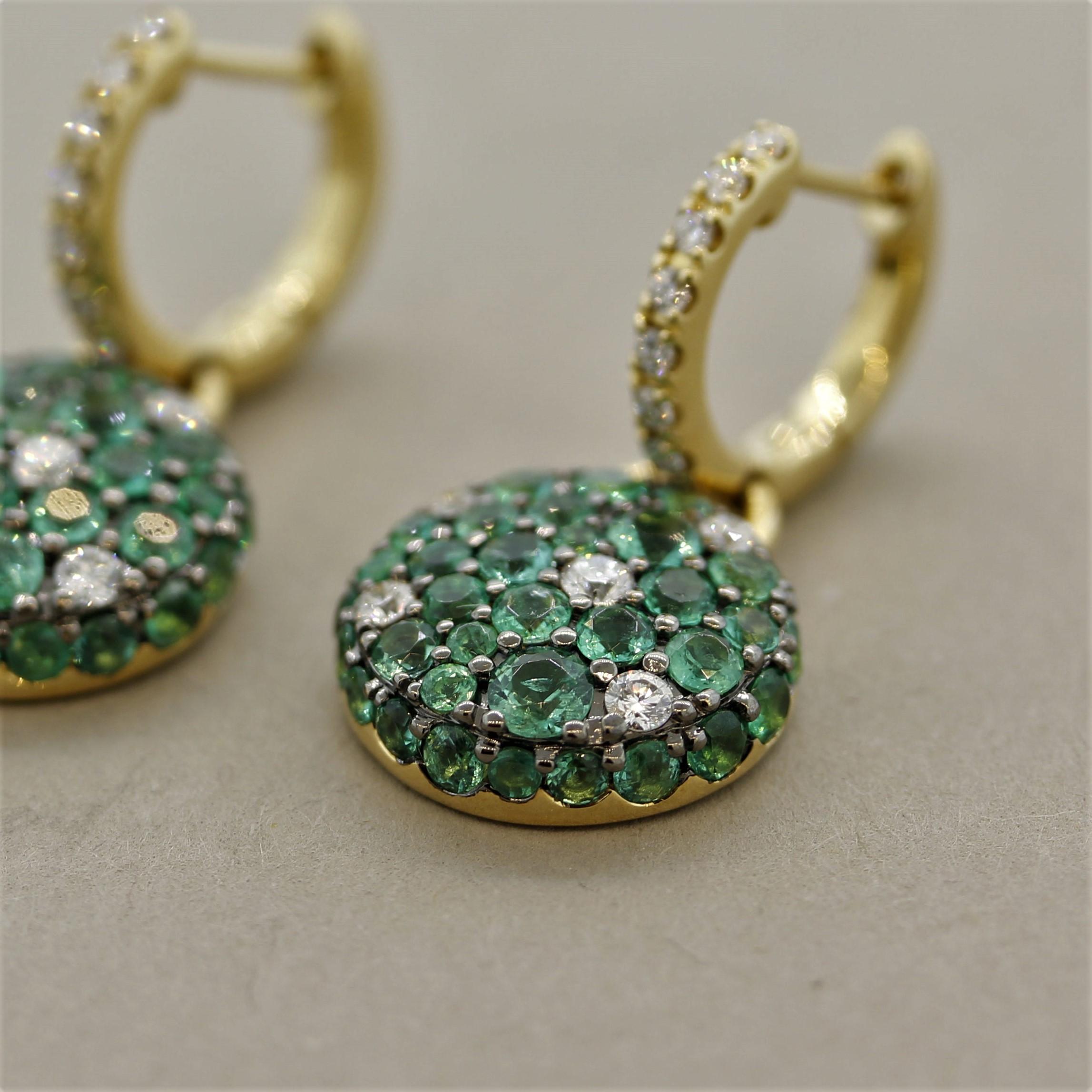 Ein schickes und stilvolles Paar Tropfenohrringe! Sie bestehen aus 2,60 Karat rund geschliffenen Smaragden mit einer hellen, kristallinen grünen Farbe. Die Smaragde werden von 0,52 Karat runden Diamanten im Brillantschliff akzentuiert, die dem