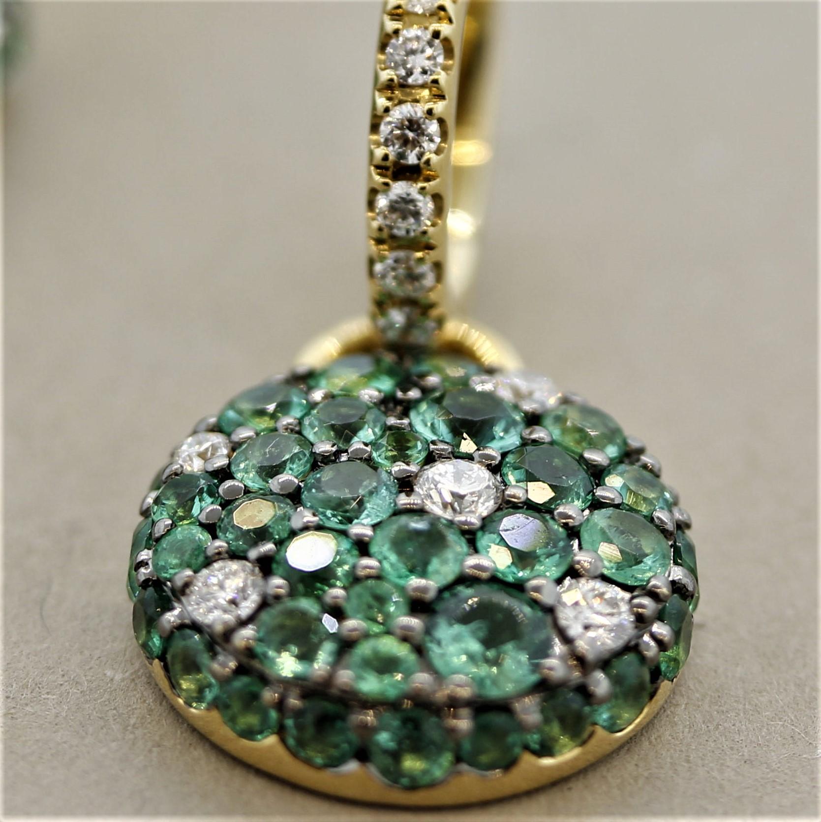 Tropfenohrringe aus Gold mit Smaragd-Diamant-Pavé (Rundschliff)