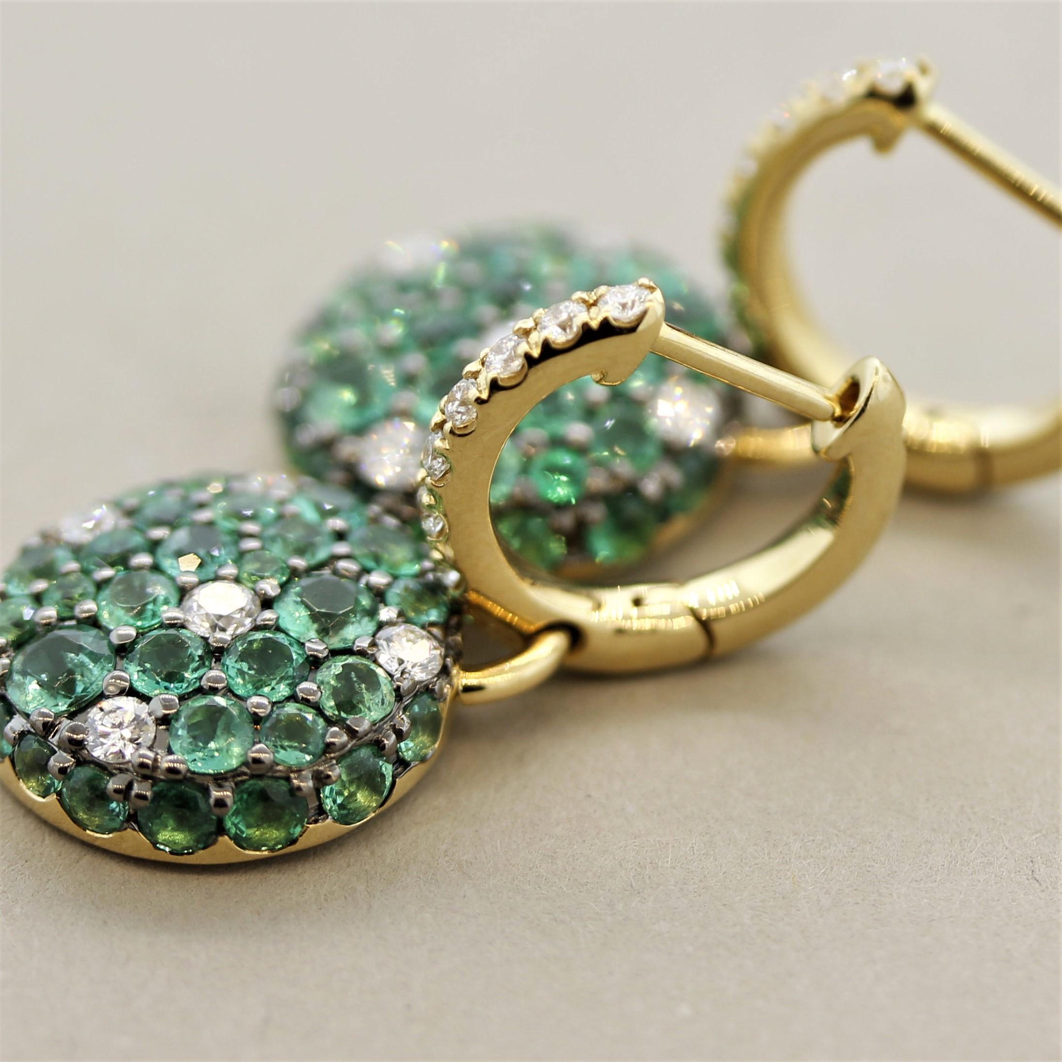 Tropfenohrringe aus Gold mit Smaragd-Diamant-Pavé im Zustand „Neu“ in Beverly Hills, CA