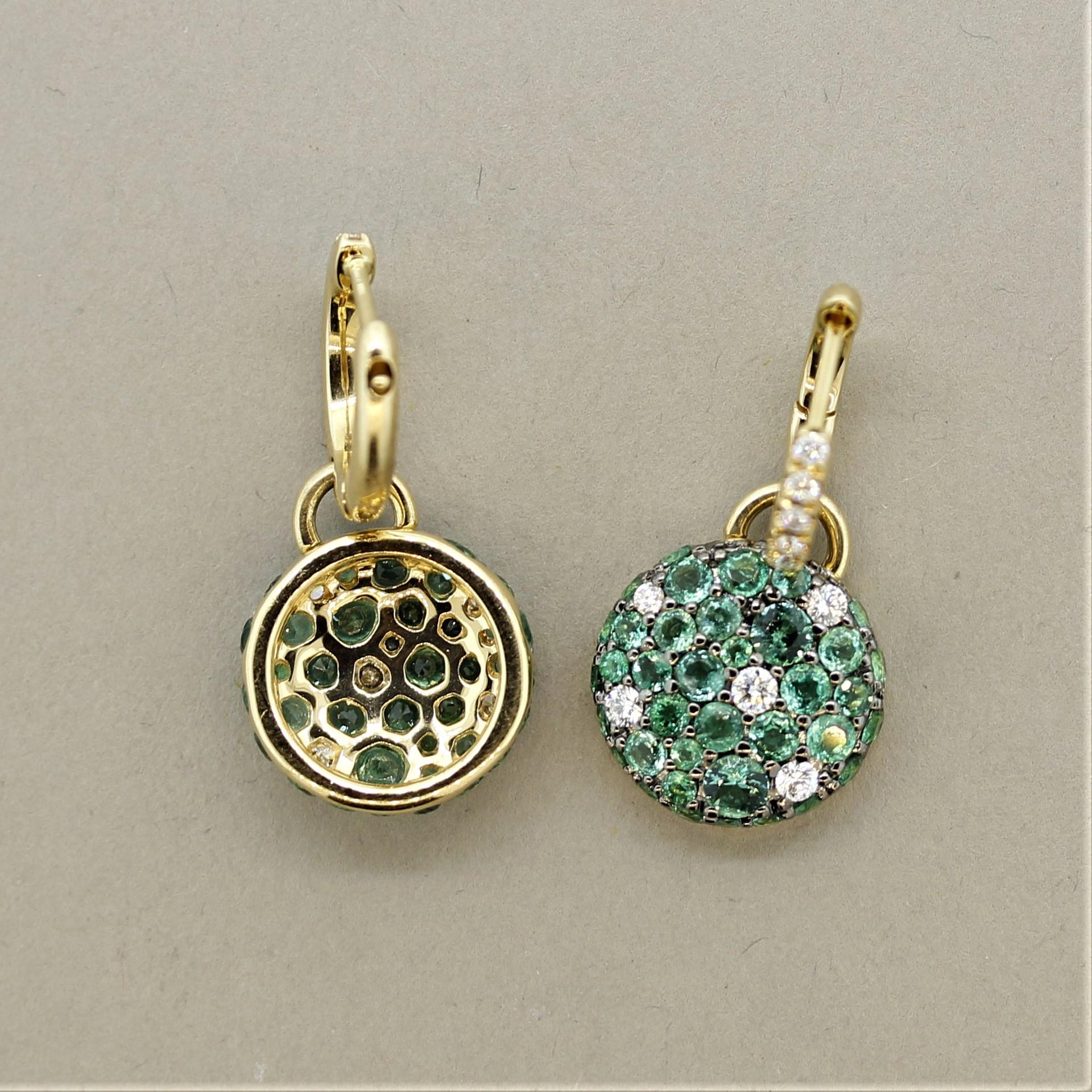 Tropfenohrringe aus Gold mit Smaragd-Diamant-Pavé 1