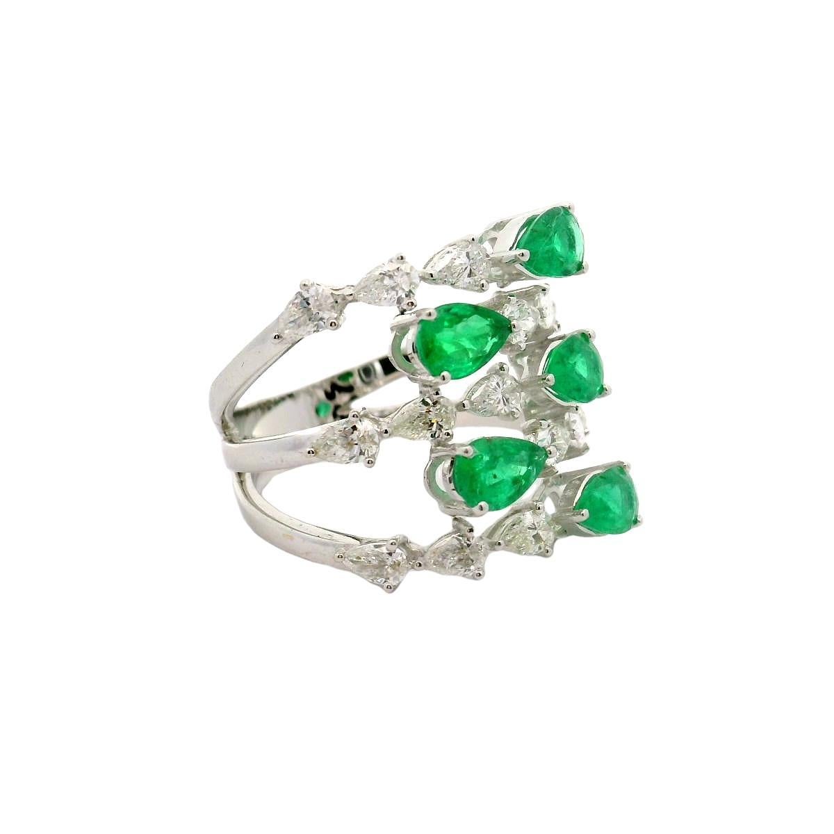 Ein auffälliger, moderner Cluster-Ring mit 1,76 Karat birnenförmigen Smaragden in einem kräftigen Grasgrün. Die Smaragde werden durch 1,50 Karat große, birnenförmige weiße Diamanten ergänzt, die dem Design ein brillantes Funkeln verleihen. Dieses