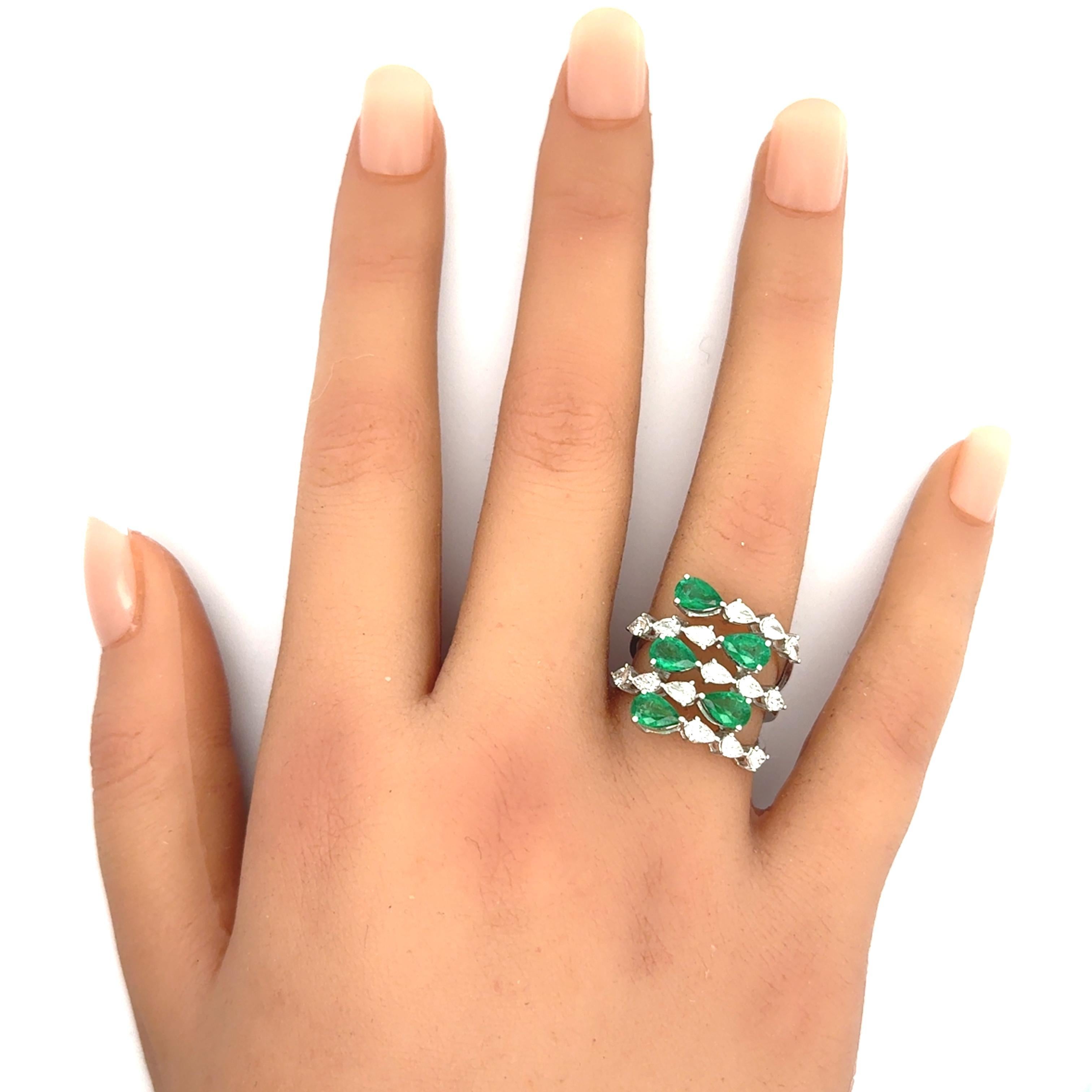 Smaragd & Diamant Birnenform 18k Weißgold Bypass Ring (Tropfenschliff) im Angebot