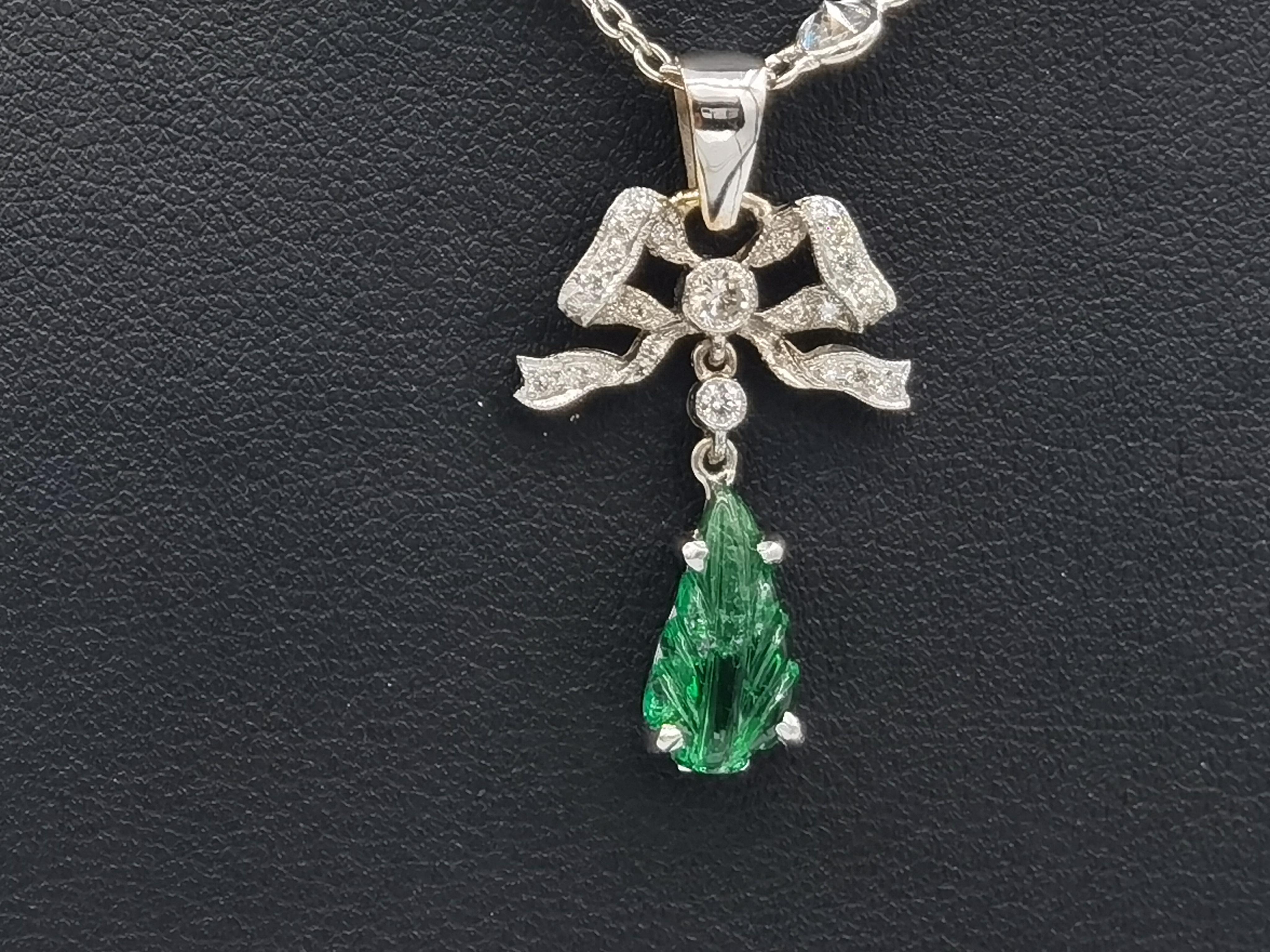 18 k white gold
cut emerald like a sheet
ca. 0,10 ct diamond
size 3 cm x 1,5 cm
2,5 gram
the emerald is movable
it a nice pease also for young people