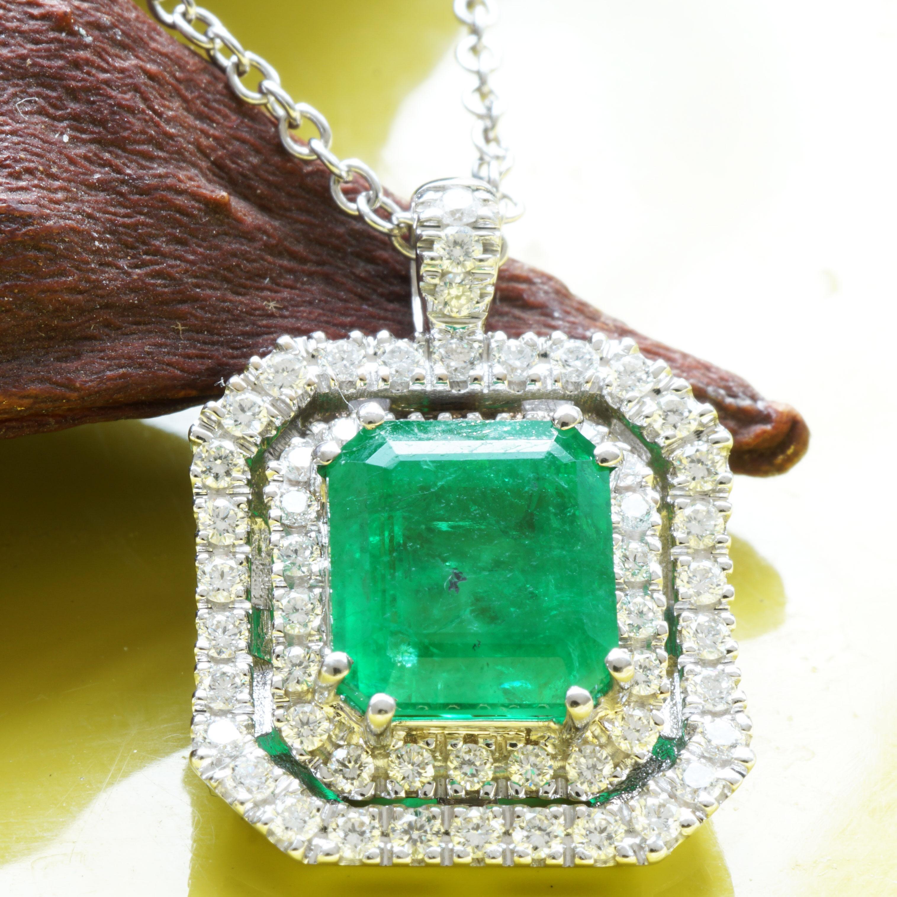 estimated value approx. 9.550,-- euros

real emeralds make you happy, here a noble pendant decorated with diamonds in halo style, a fine emerald (oiled) approx. 2.13 ct, intensive color quality, AAA+, light natural inclusions, step cut, 7.63 x 6.94