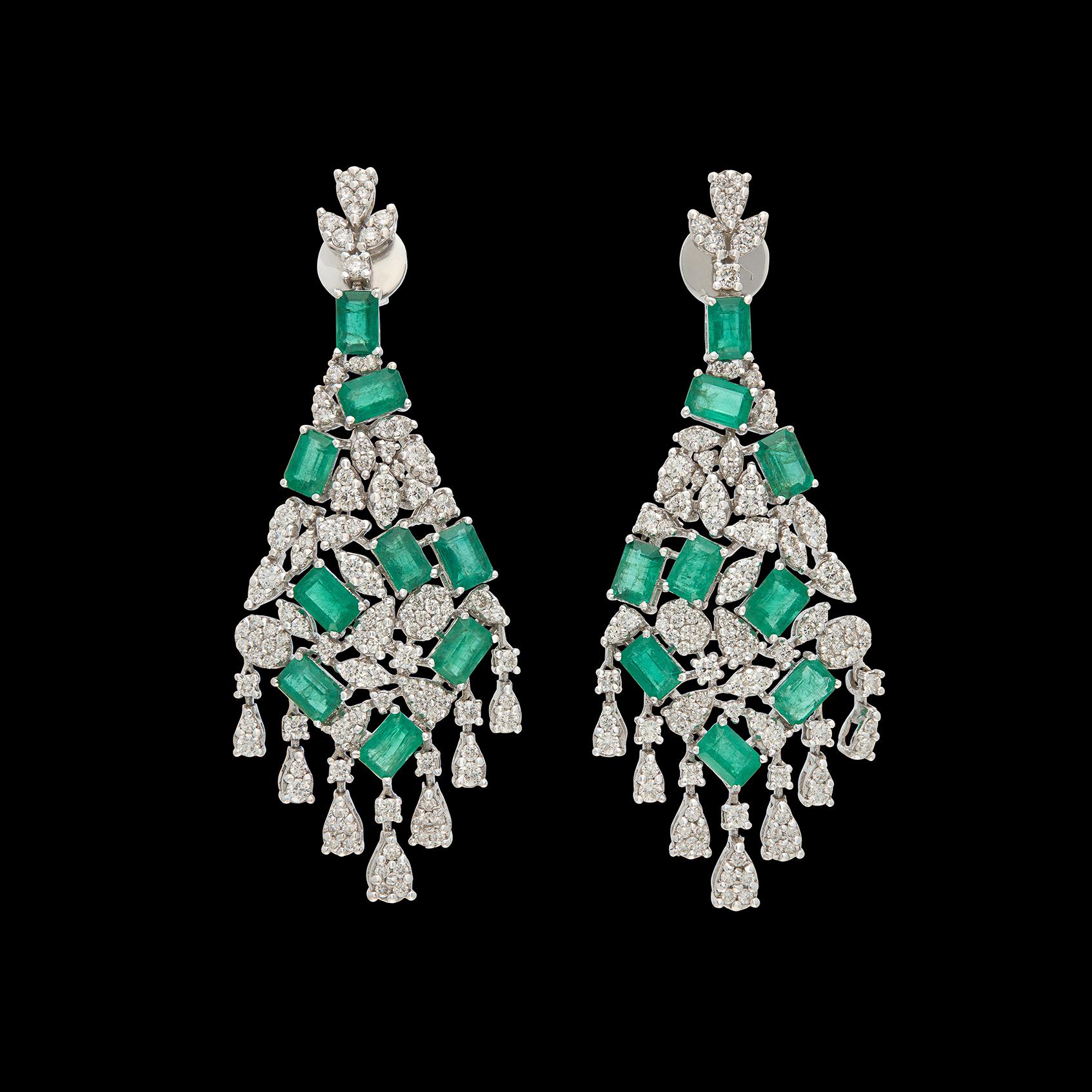 Ces boucles d'oreilles sont incontournables ! Ces impressionnantes boucles d'oreilles pendantes présentent 18 émeraudes vertes vibrantes, d'un poids total d'environ 9,90 carats, serties de 225 diamants ronds de taille brillant, d'un poids total