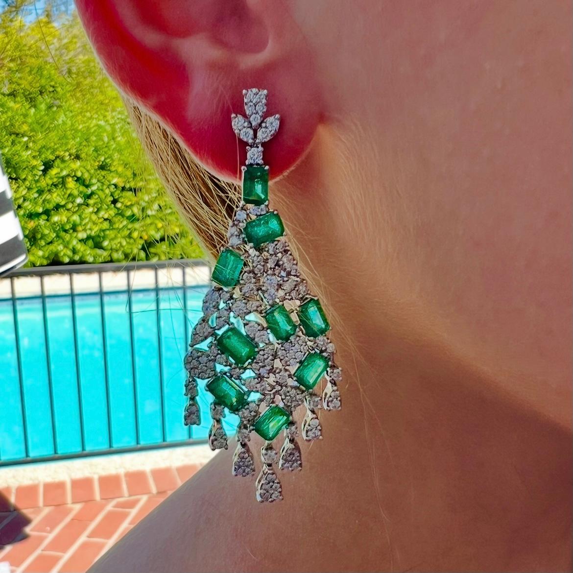 Taille émeraude Boucles d'oreilles avec pendentif émeraude et diamant en vente