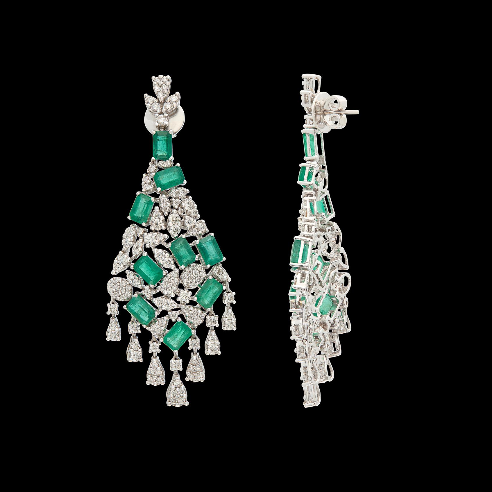 Boucles d'oreilles avec pendentif émeraude et diamant Excellent état - En vente à San Francisco, CA