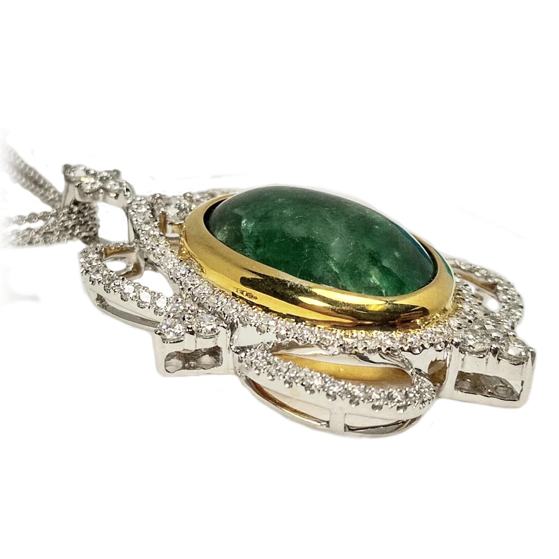Taille ovale Collier pendentif en or blanc avec émeraude cabochon vert chasseur en vente