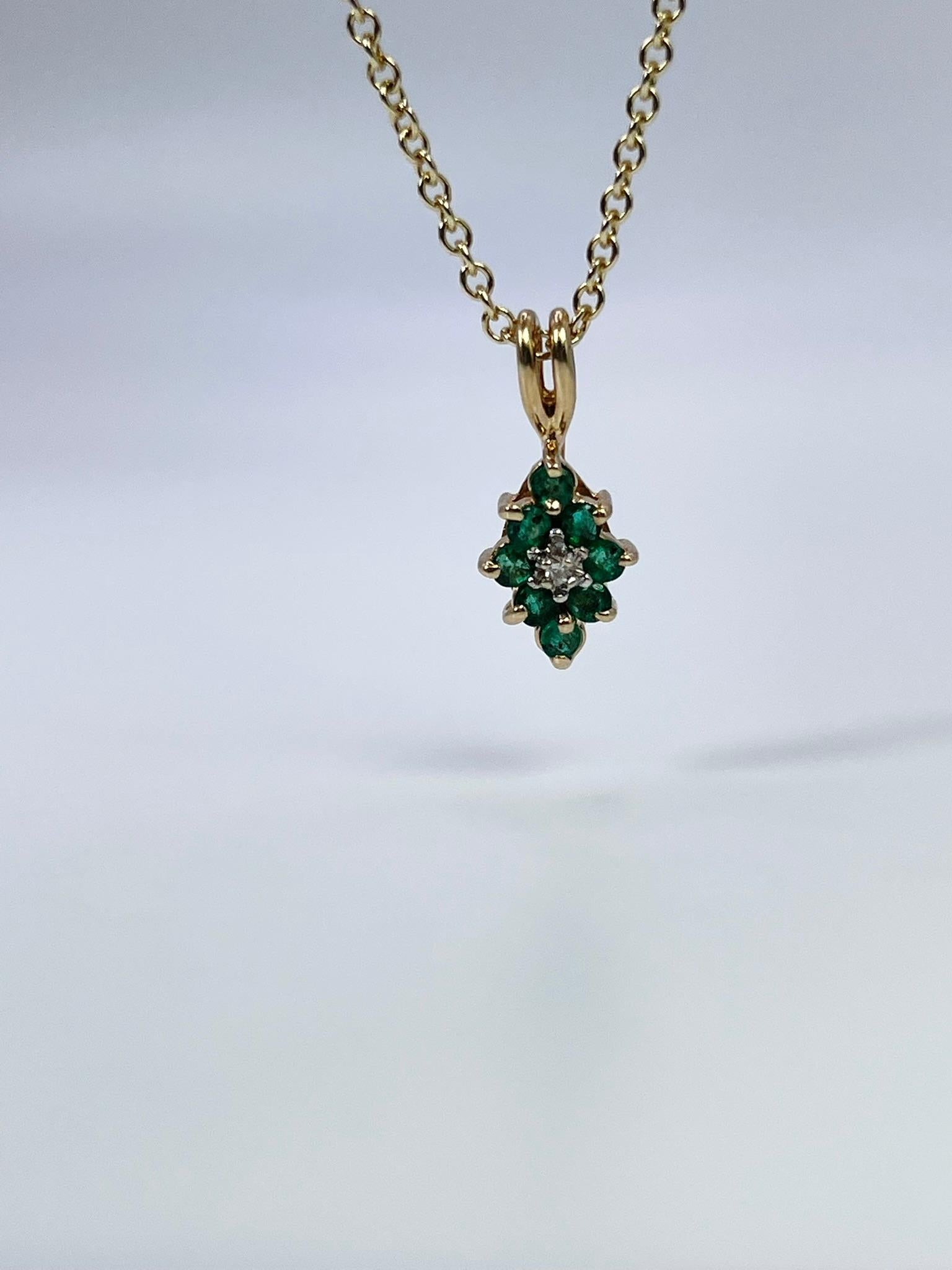 Smaragd-Diamant-Anhänger-Halskette aus 14kt Gelbgold mit Feuchtigkeits-Anhänger (Rundschliff) im Angebot