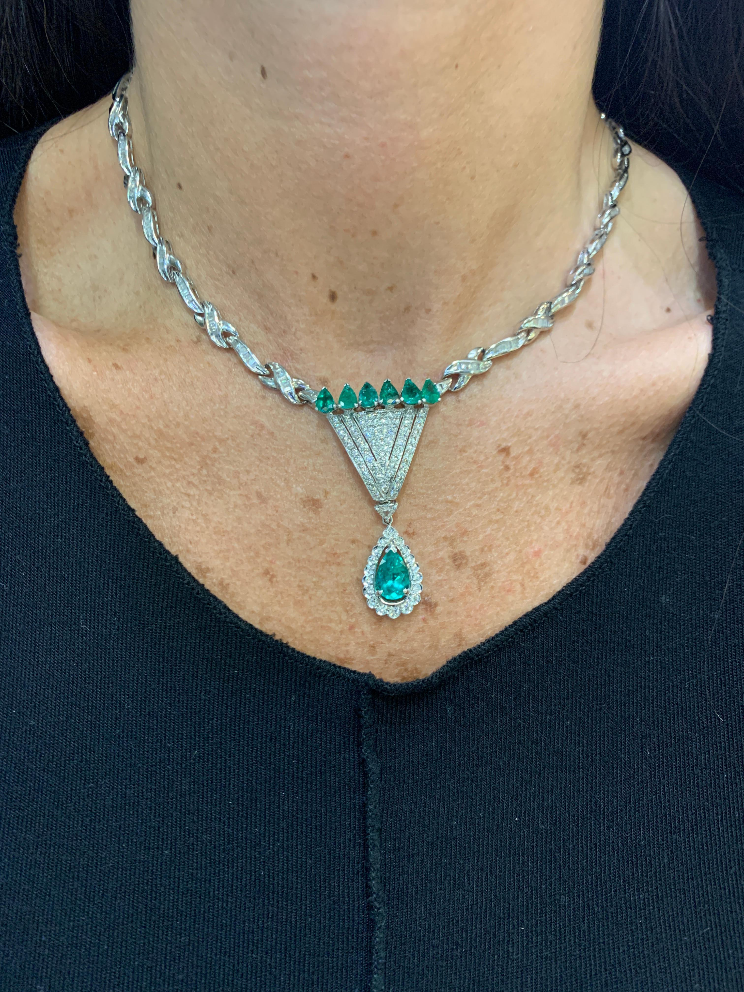Collana con smeraldo e diamante

Peso dello smeraldo centrale a forma di pera: circa 1,60 carati
Peso dello smeraldo laterale a forma di pera: circa 2,08 carati 
Peso del diamante: circa 1,18 carati 

Misure: 15