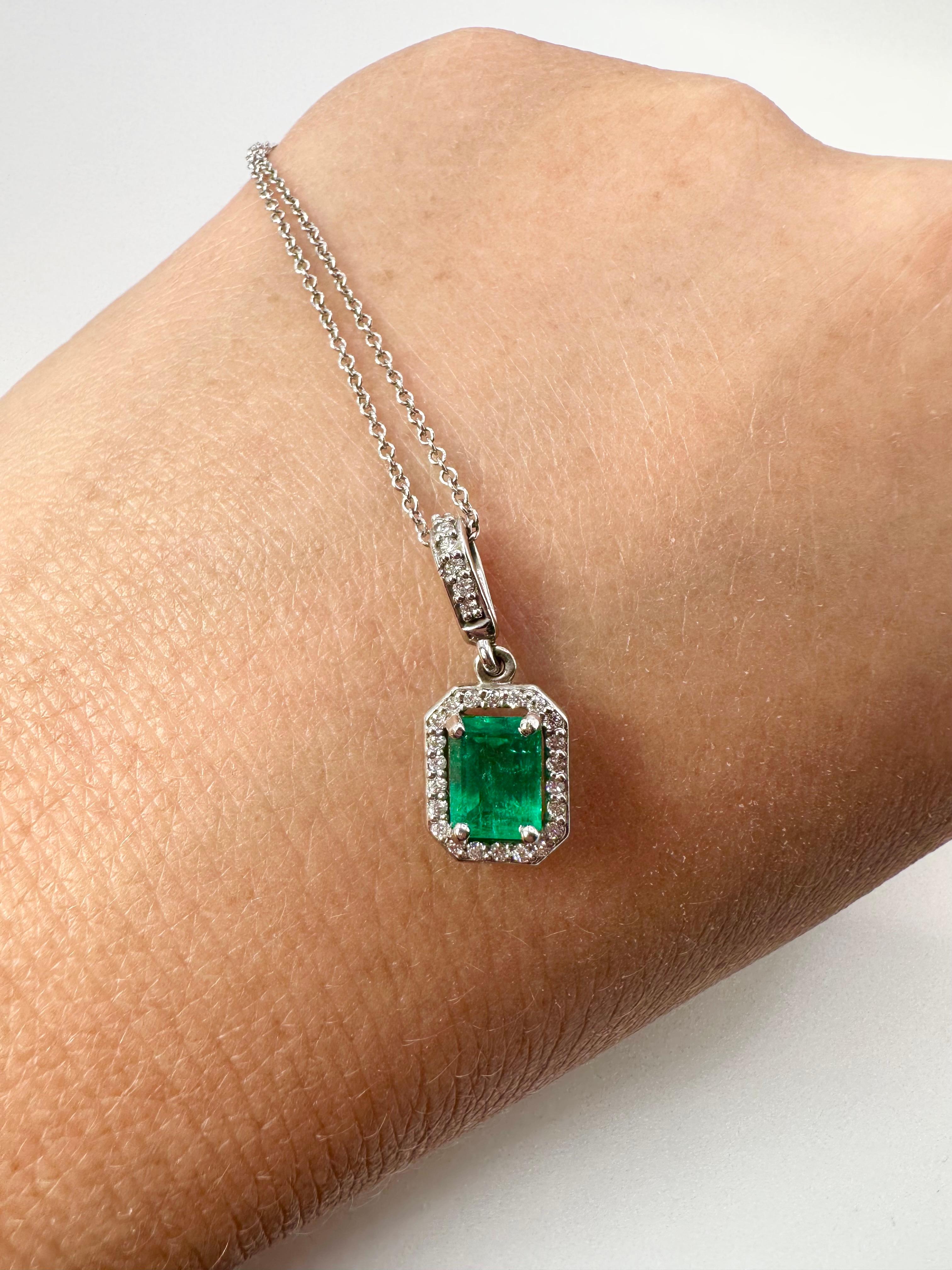 Round Cut Emerald Diamond Pendant Necklace Modern Design Certified Emerald Gemstone 14kt For Sale