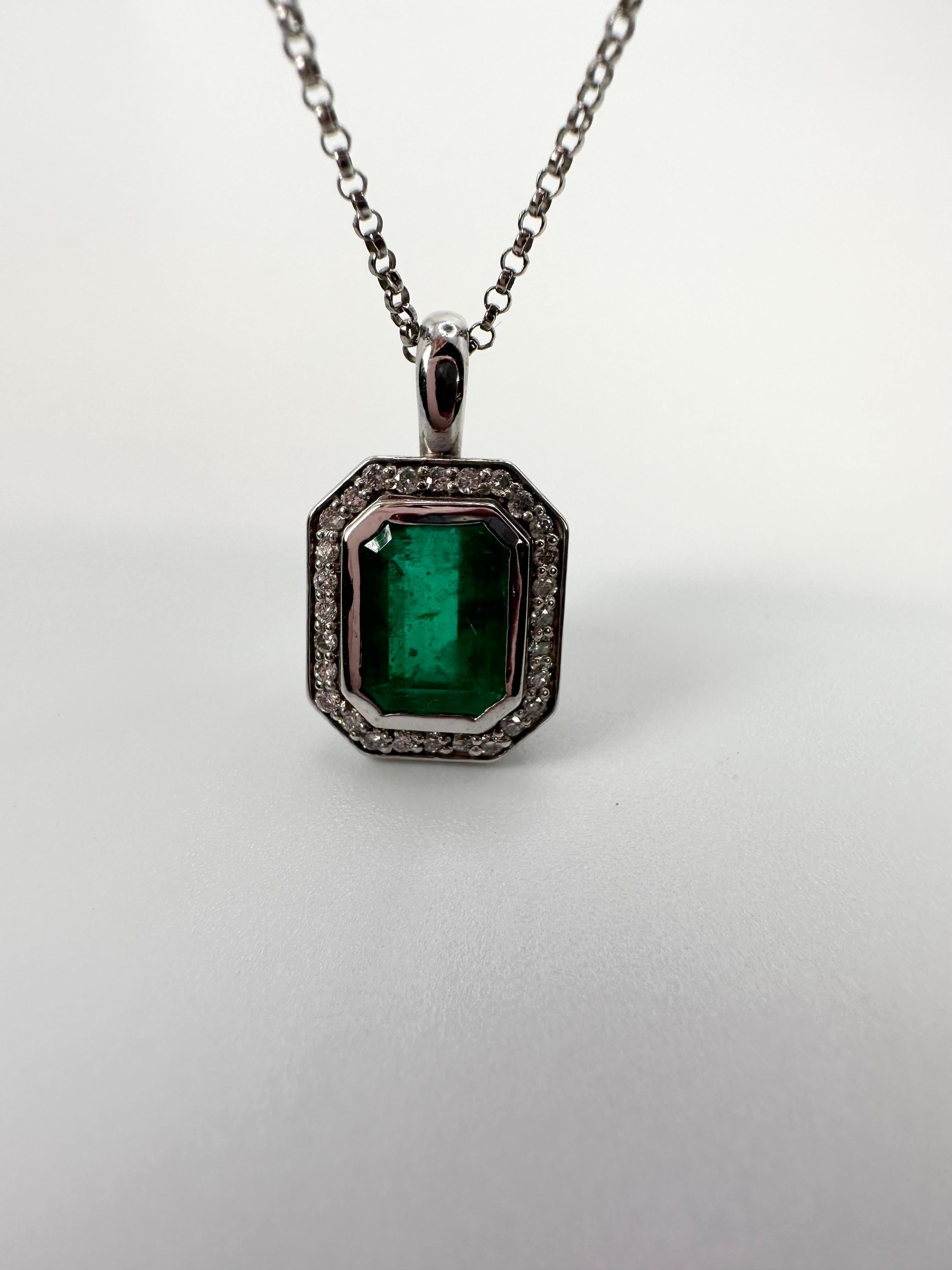 Round Cut Emerald Diamond Pendant Necklace Modern Design Certified Emerald Gemstone 1.95ct For Sale