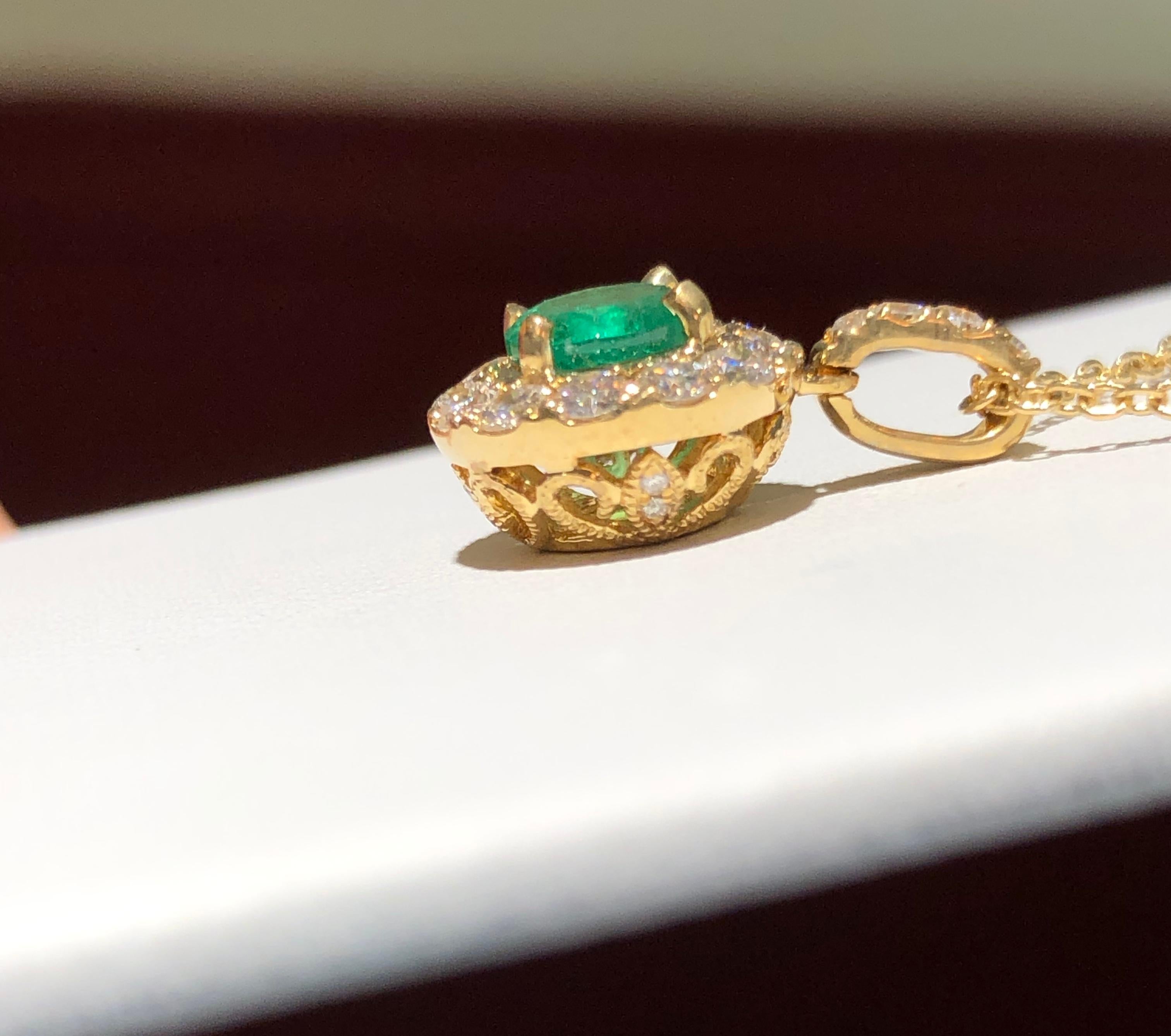 Contemporain Collier pendentif en or jaune avec émeraudes et diamants en vente