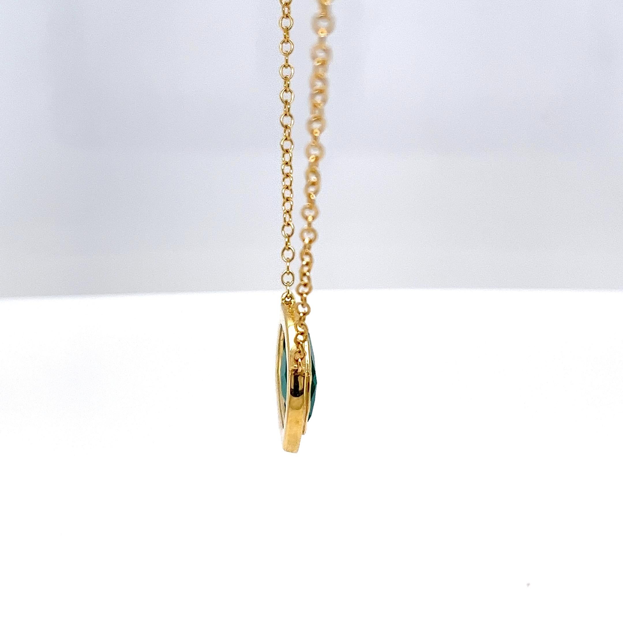 Questo splendido ciondolo mette in mostra un vibrante smeraldo, 
elegantemente incorniciato da una scintillante aureola di diamanti naturali a taglio brillante, tutti splendidamente incastonati in un ricco oro giallo 18 ct. Un mix perfetto di design