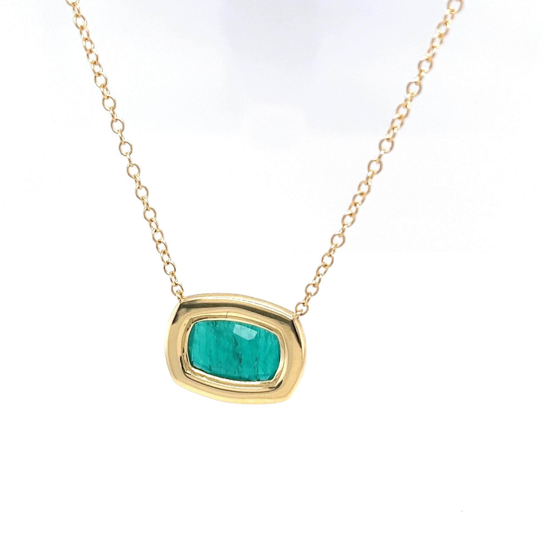 Taglio cuscino Ciondolo con smeraldo e diamante incastonato in oro giallo 18ct in vendita