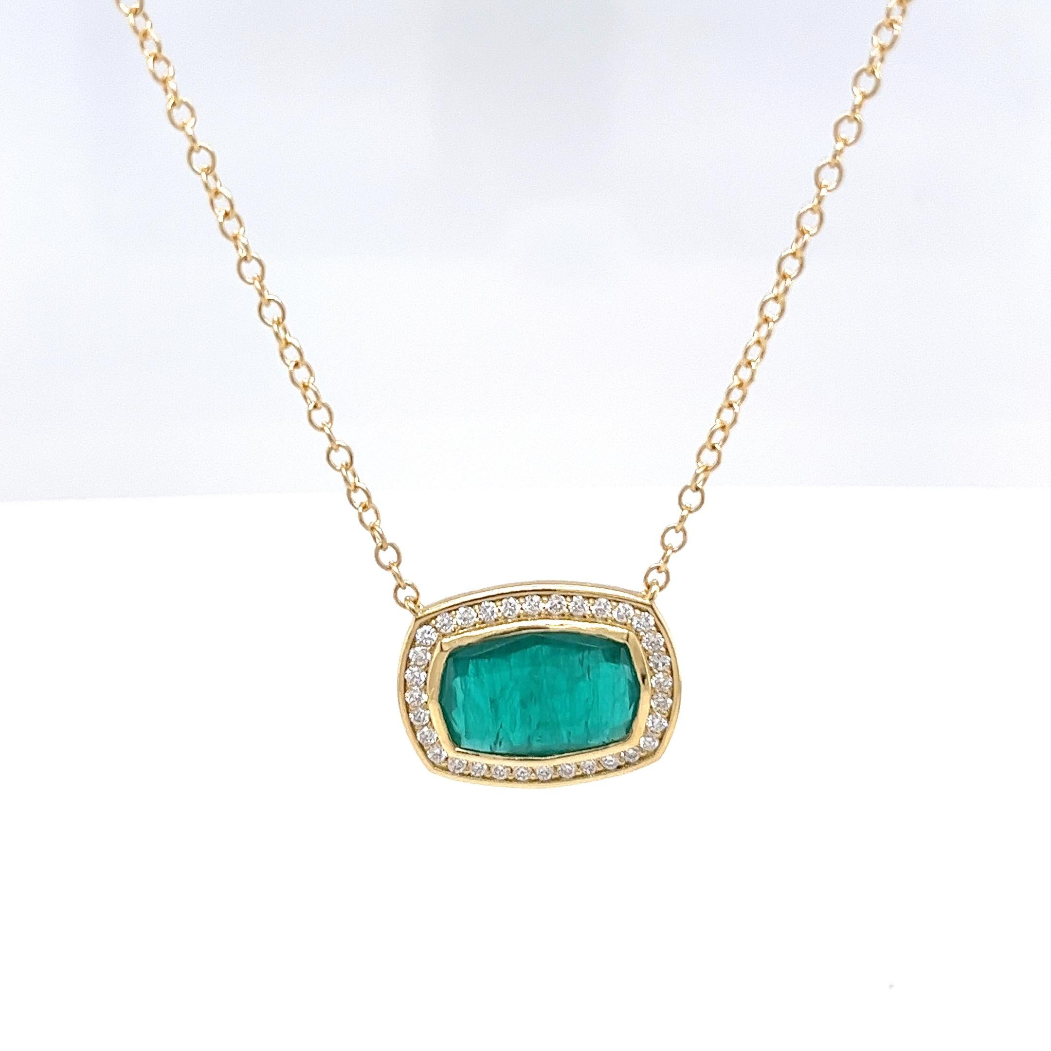 Donna Ciondolo con smeraldo e diamante incastonato in oro giallo 18ct in vendita