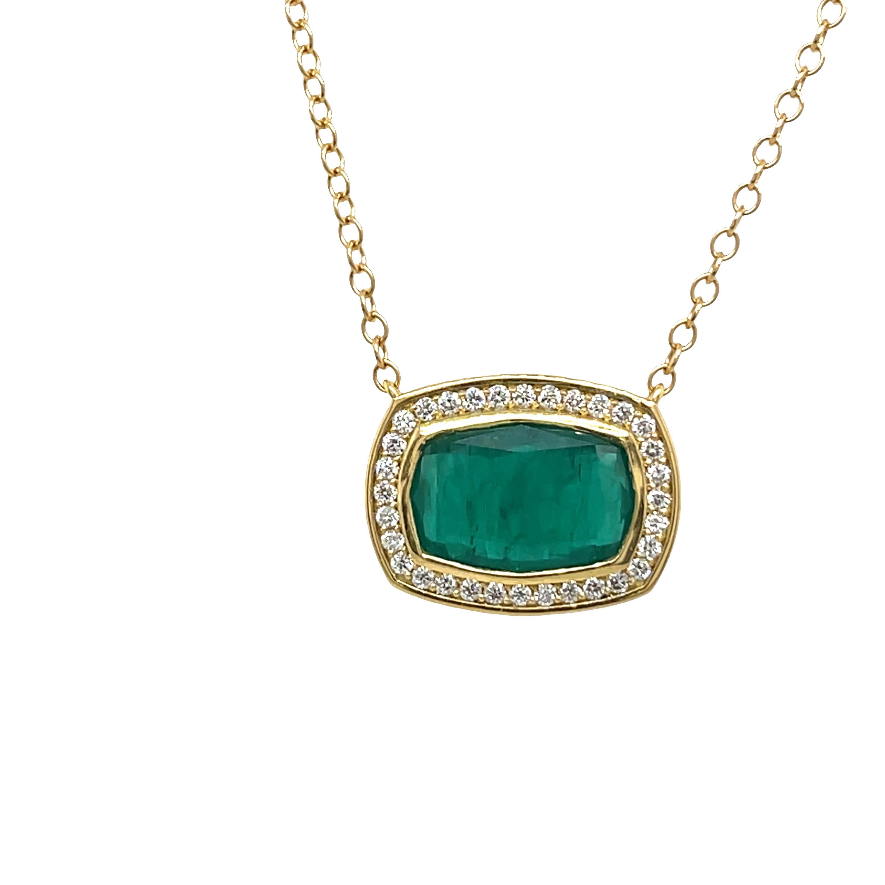 Ciondolo con smeraldo e diamante incastonato in oro giallo 18ct in vendita 3