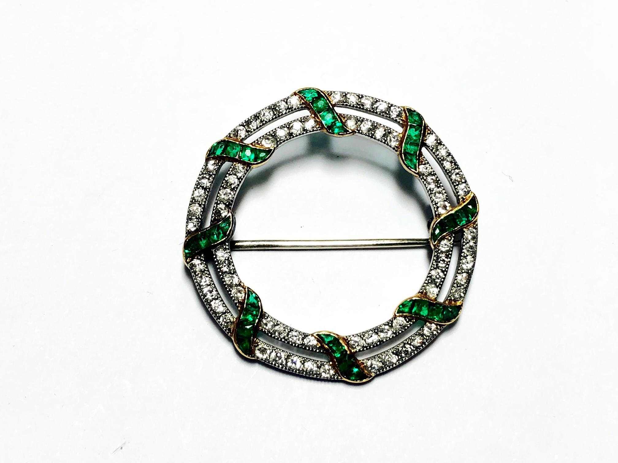 Emerald diamond platinum and gold Circular Brooch In Good Condition In London, GB