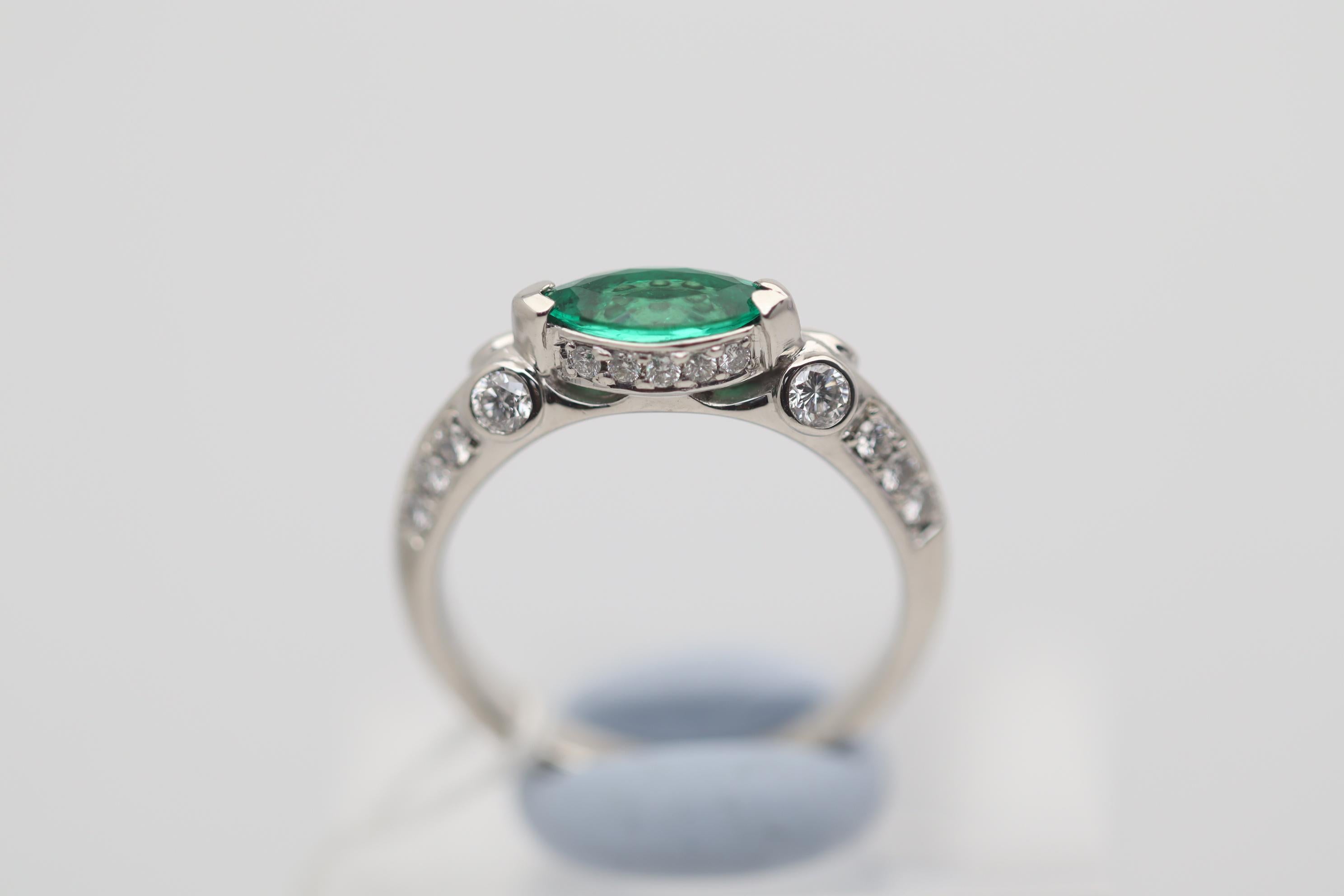 Emerald Diamond Platinum Band Ring In New Condition For Sale In Beverly Hills, CA
