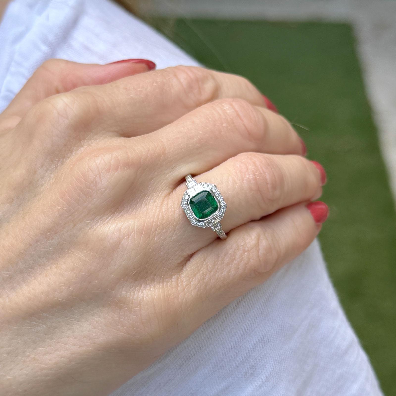 Dieser elegante, aus Platin gefertigte Ring hat einen 1,34 Karat gro�ßen Smaragd in der Mitte, der an der Spitze etwa 10 x 10 mm misst. Umrahmt wird der Smaragd von funkelnden Diamanten von insgesamt 0,40 Karat, die in der Farbe H-I und in der