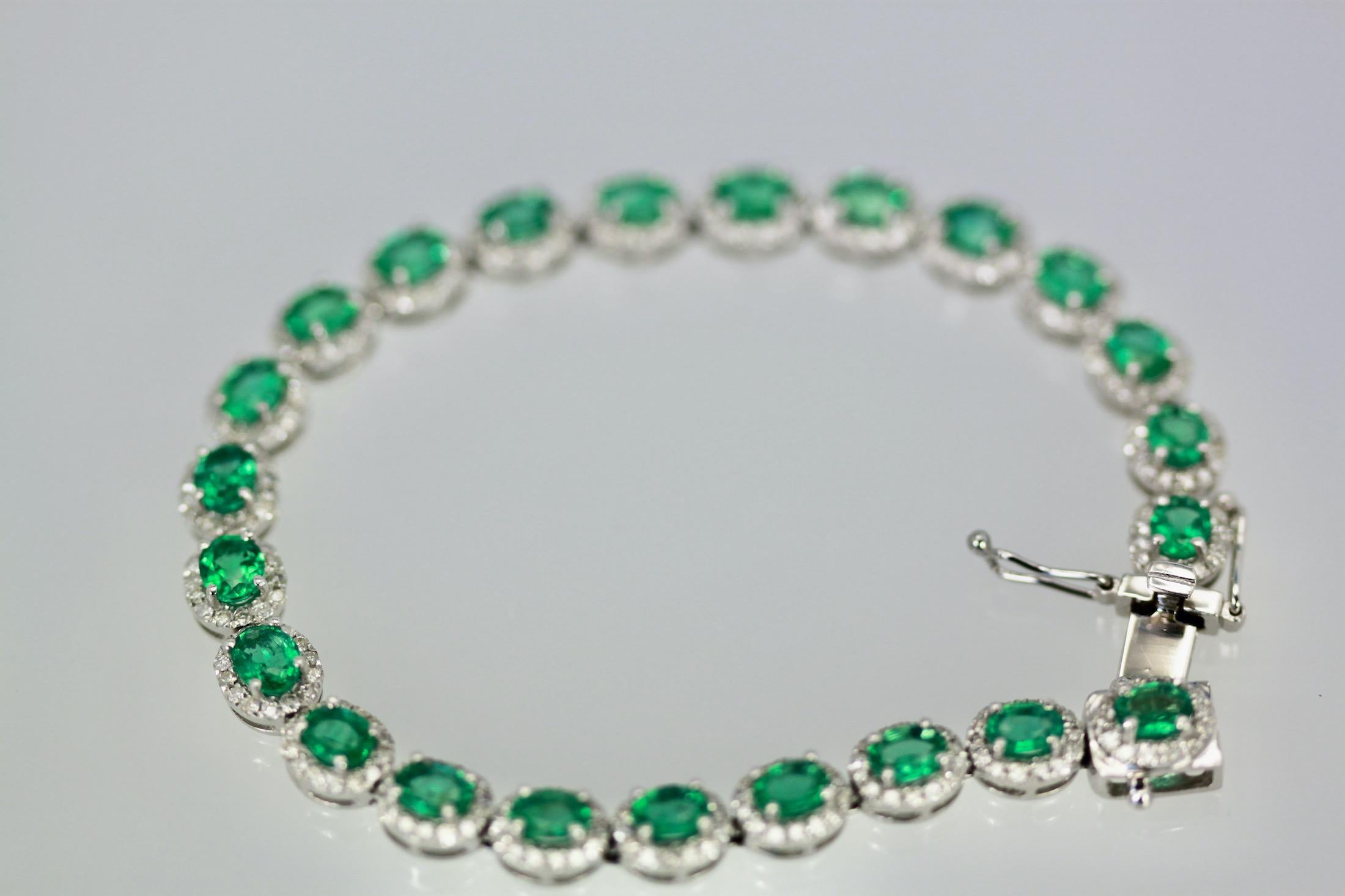 Bracelet à maillons en platine avec diamants et émeraudes de 8,84 carats en vente 4