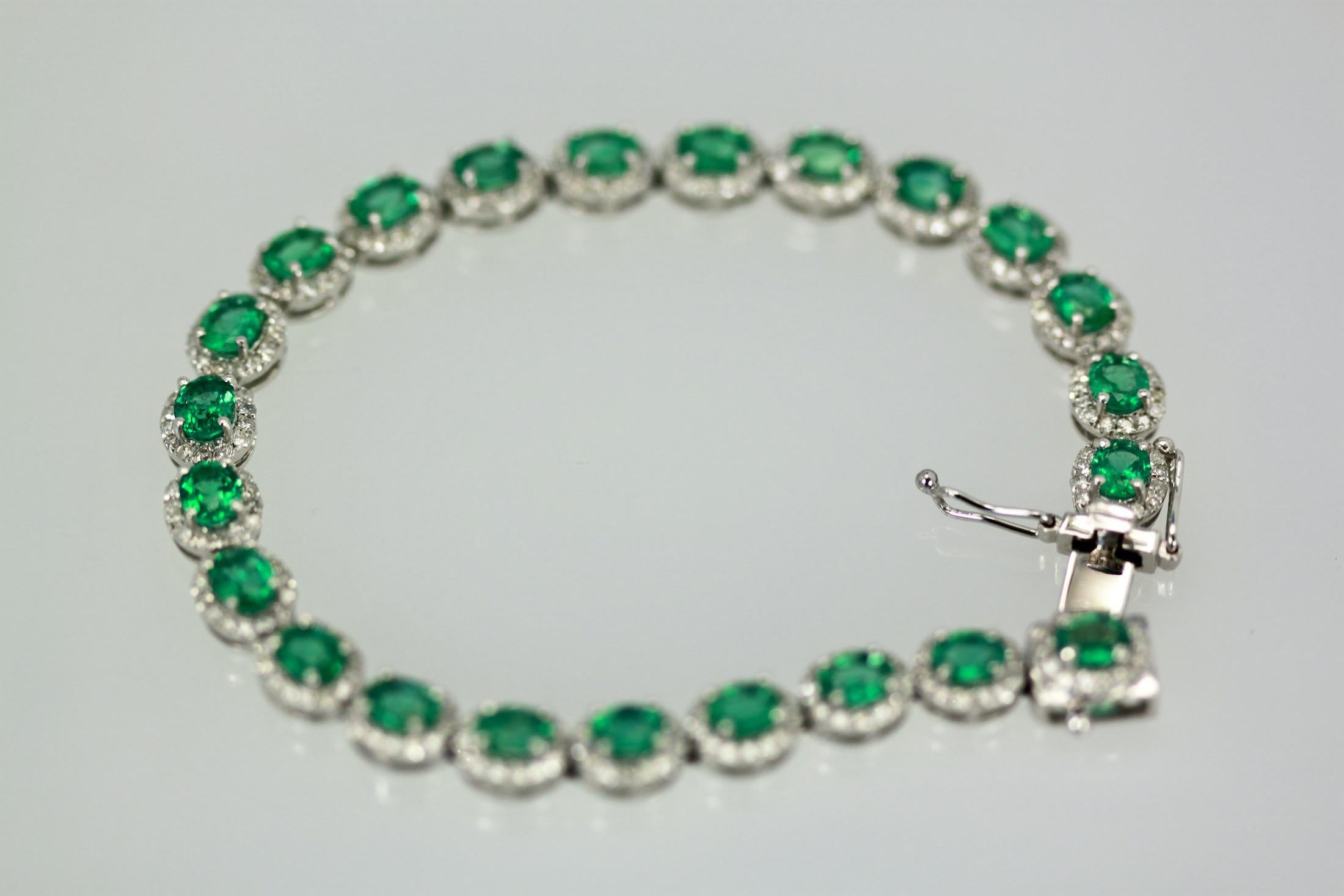 Si vous aimez les émeraudes comme moi, vous adorerez ce bracelet. Ce magnifique bracelet est composé d'émeraudes parfaitement assorties et entourées de diamants.  Le bracelet est long de 7