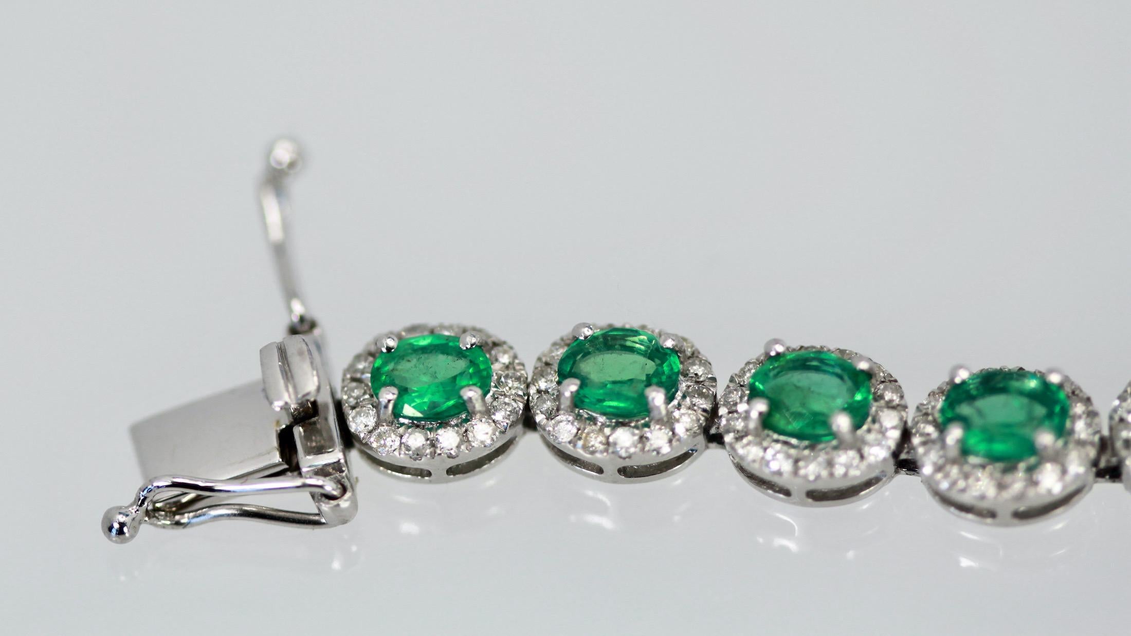 Artisan Bracelet à maillons en platine avec diamants et émeraudes de 8,84 carats en vente