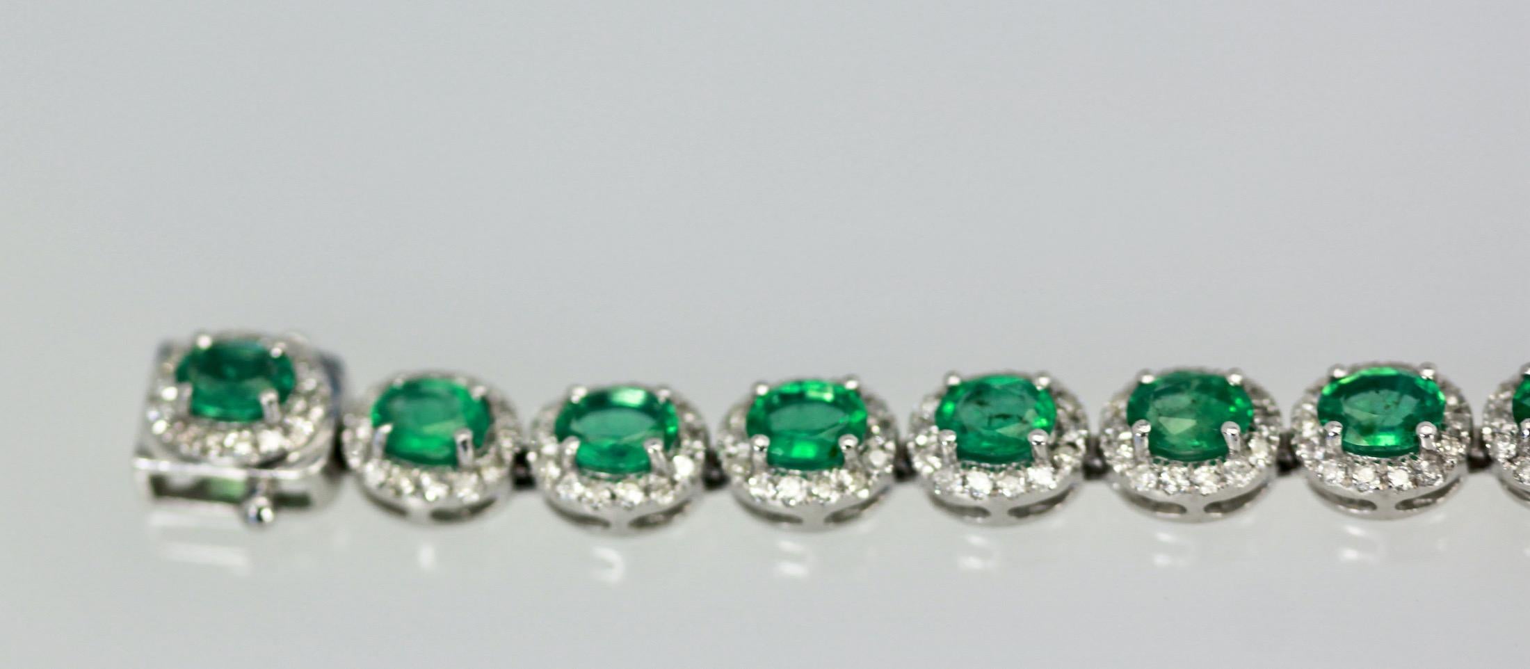 Taille ovale Bracelet à maillons en platine avec diamants et émeraudes de 8,84 carats en vente