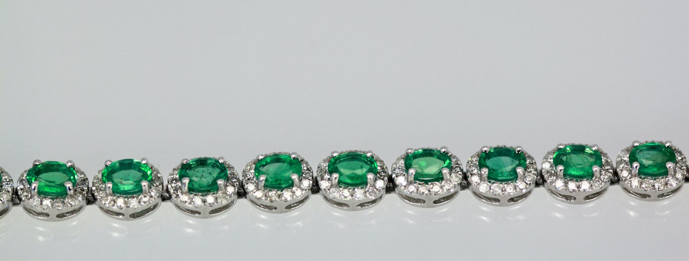 Bracelet à maillons en platine avec diamants et émeraudes de 8,84 carats Excellent état - En vente à North Hollywood, CA