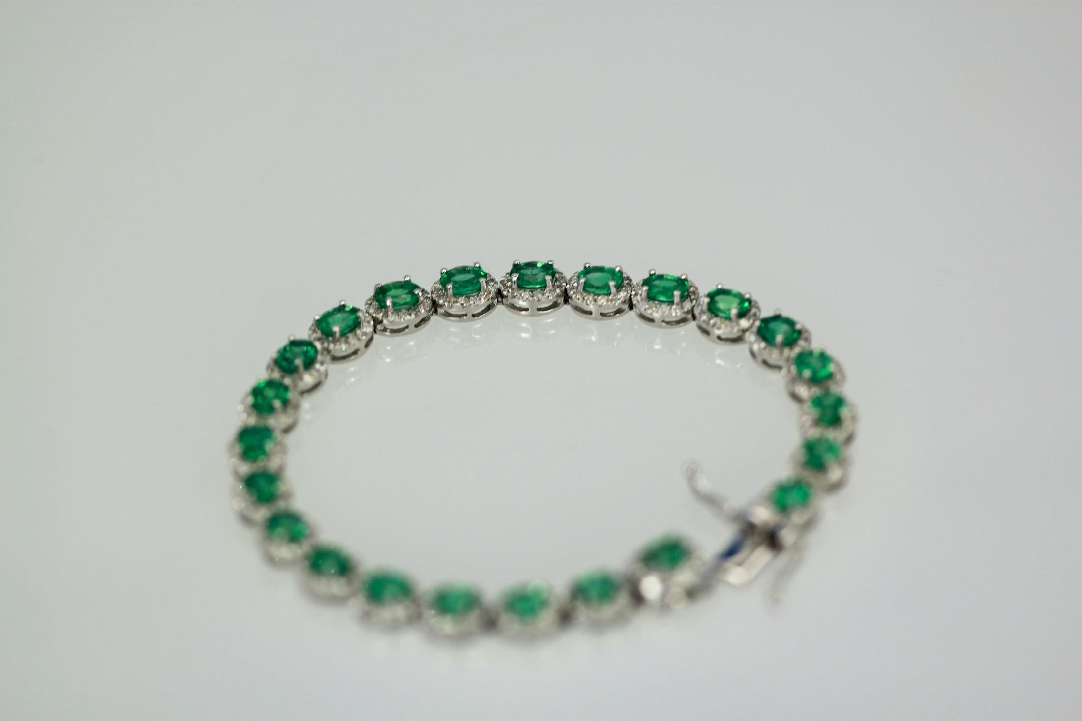 Bracelet à maillons en platine avec diamants et émeraudes de 8,84 carats en vente 1