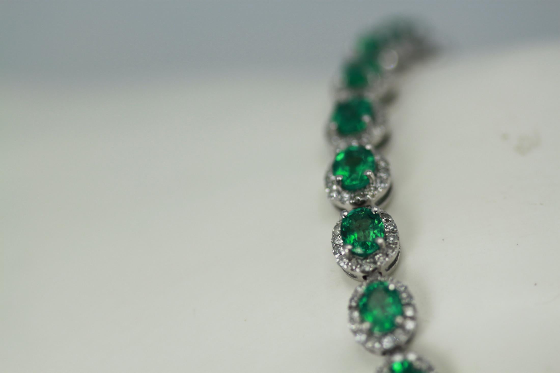 Bracelet à maillons en platine avec diamants et émeraudes de 8,84 carats en vente 2