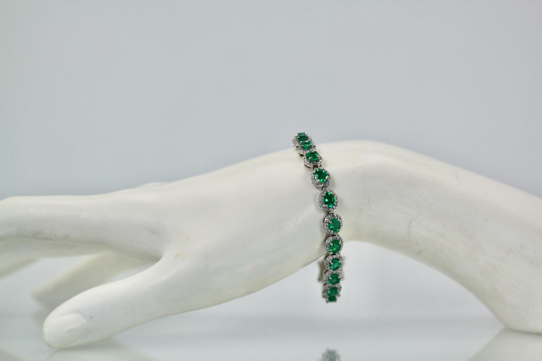 Bracelet à maillons en platine avec diamants et émeraudes de 8,84 carats en vente 3