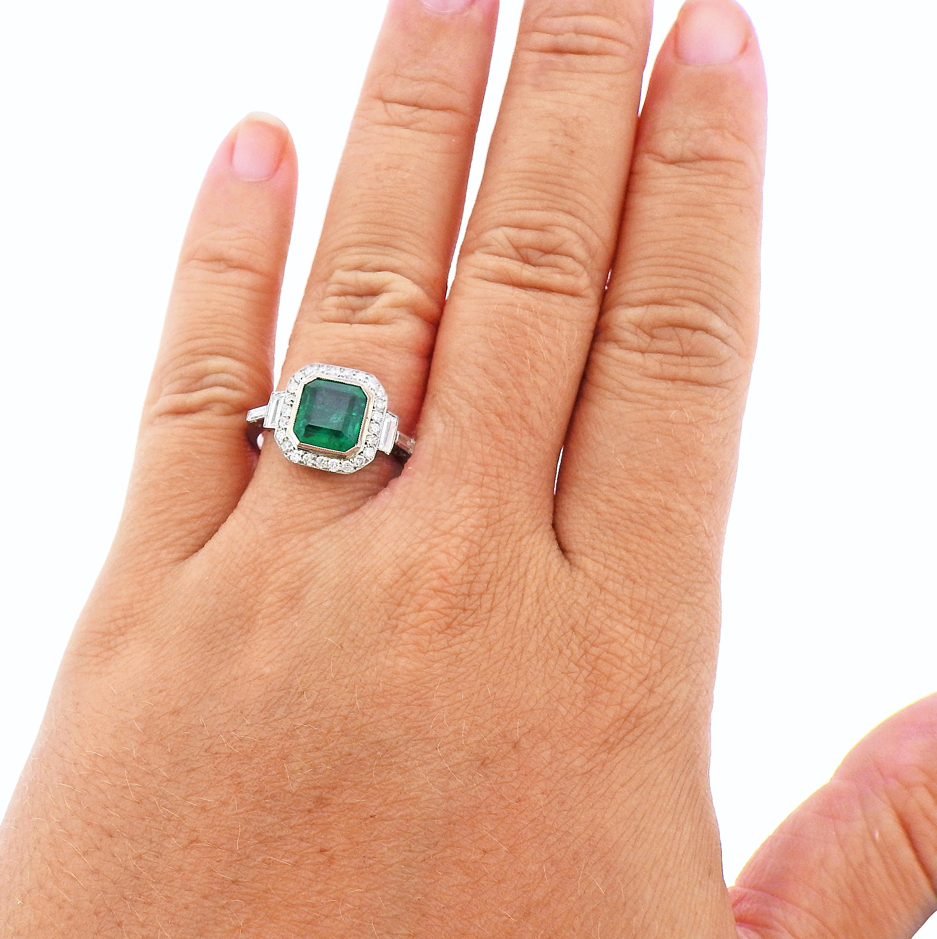 Emerald Diamond Platinum Ring In Excellent Condition For Sale In New York, NY