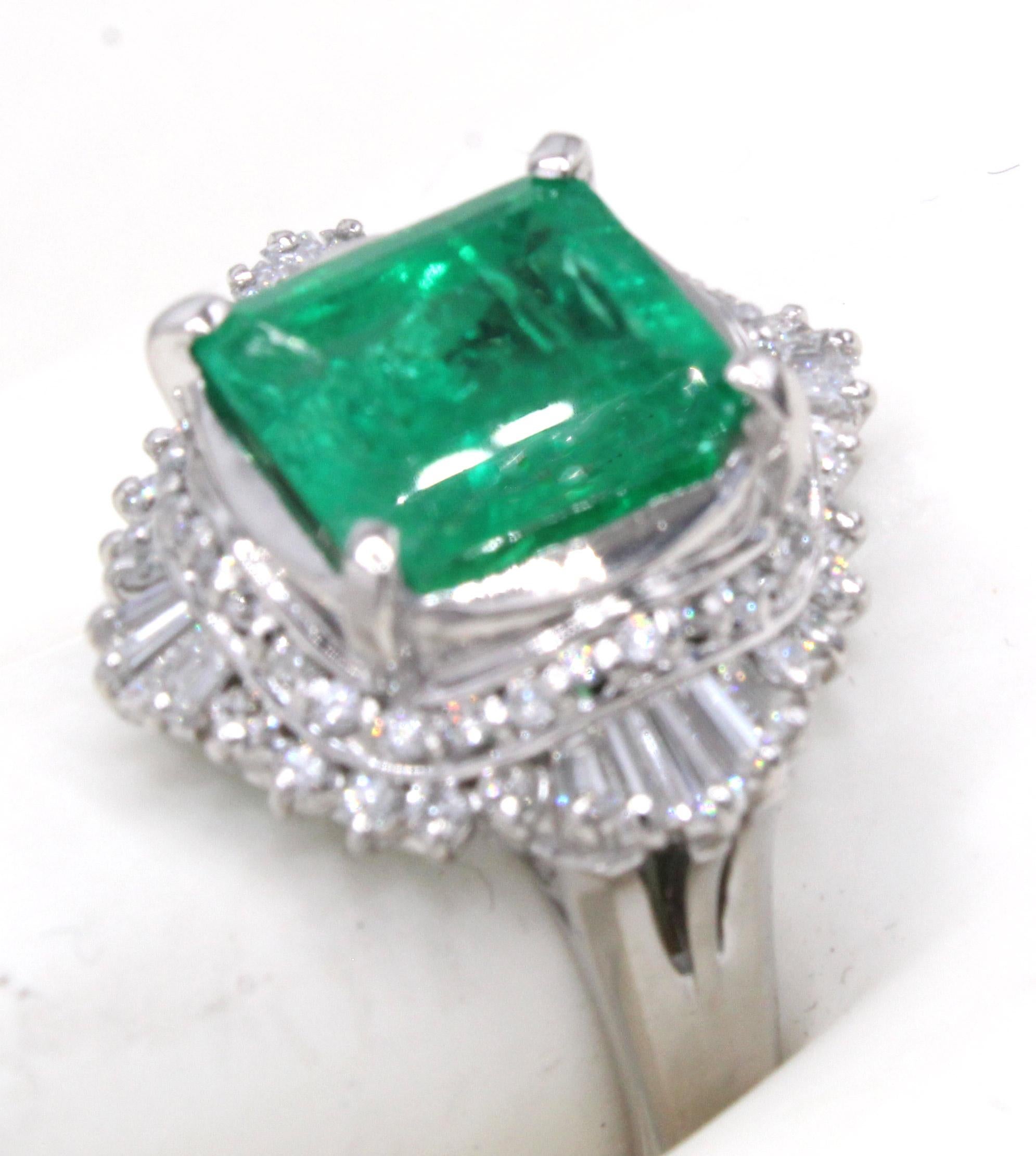 Emerald Diamond Platinum Ring In Excellent Condition For Sale In New York, NY