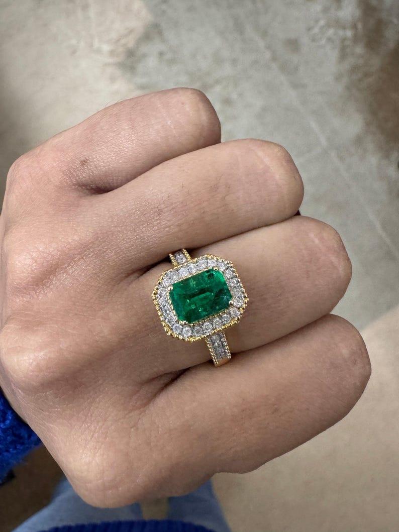 Goldring mit Smaragd und Diamant in Krappen gefasst / natürlicher Smaragd-Halo-Diamant in Goldring (Zeitgenössisch) im Angebot
