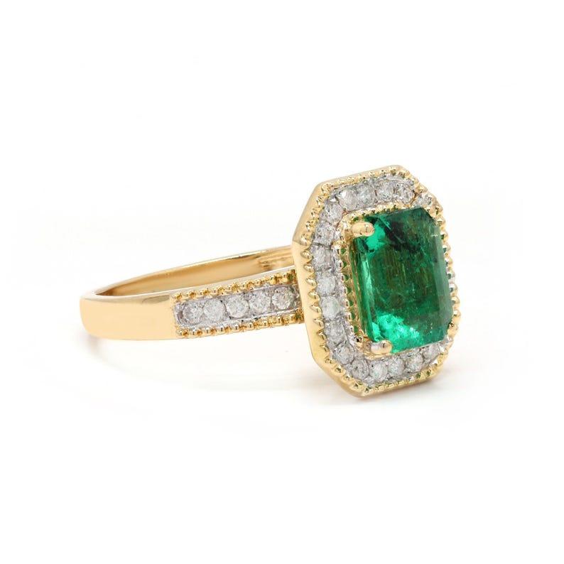 Goldring mit Smaragd und Diamant in Krappen gefasst / natürlicher Smaragd-Halo-Diamant in Goldring im Zustand „Neu“ im Angebot in jaipur, IN